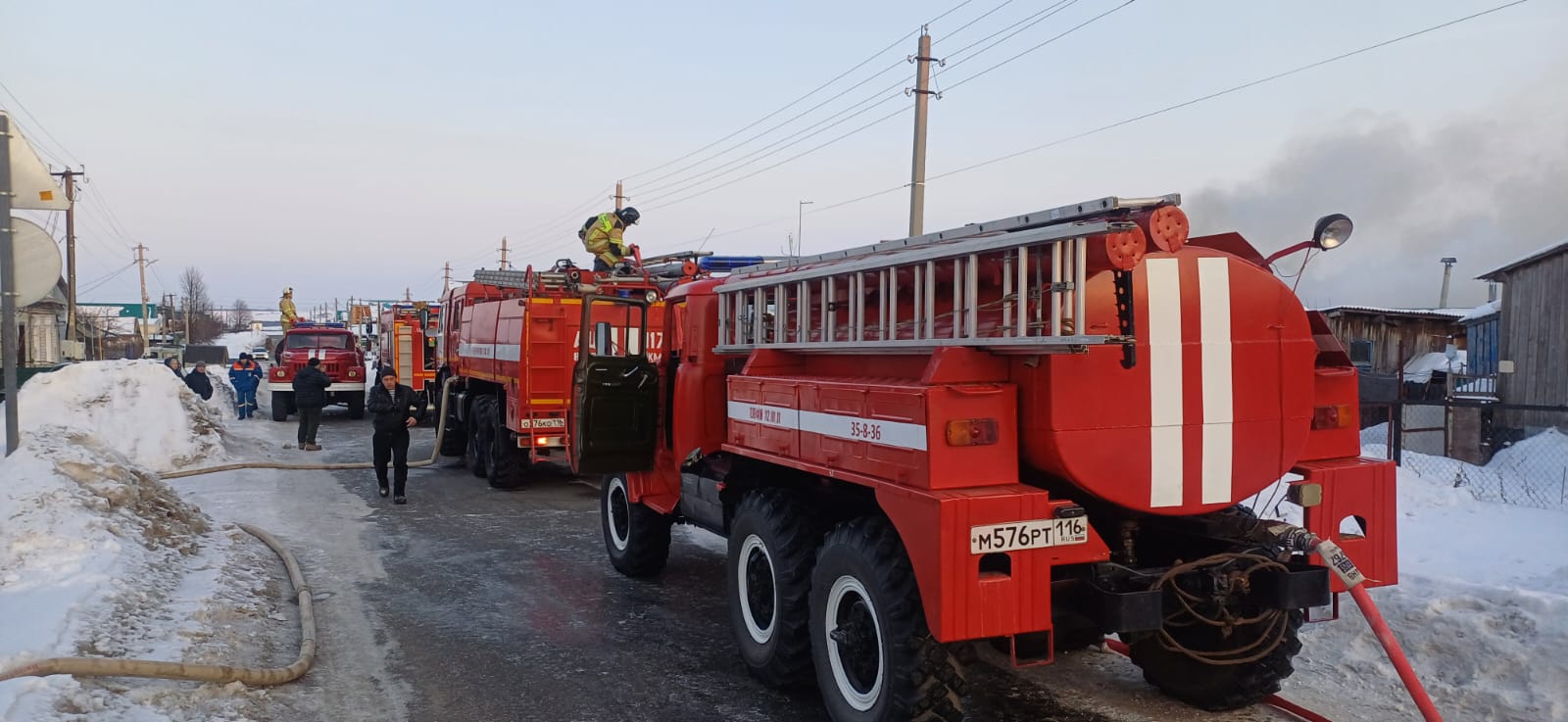 В Кукморе пожар уничтожил четыре сарая
