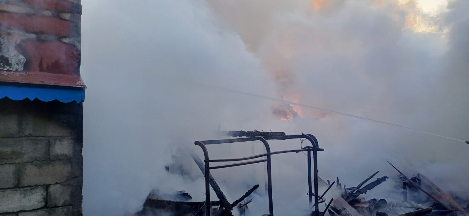 В Кукморе пожар уничтожил четыре сарая
