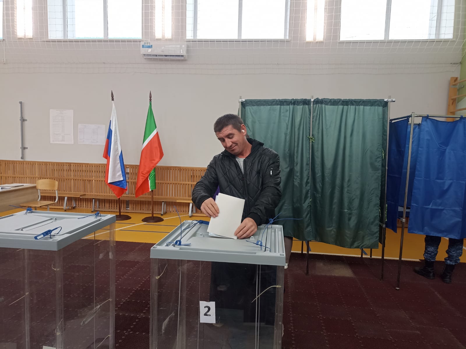 В Кукморе голосование на избирательном участке № 1670 идет организованно