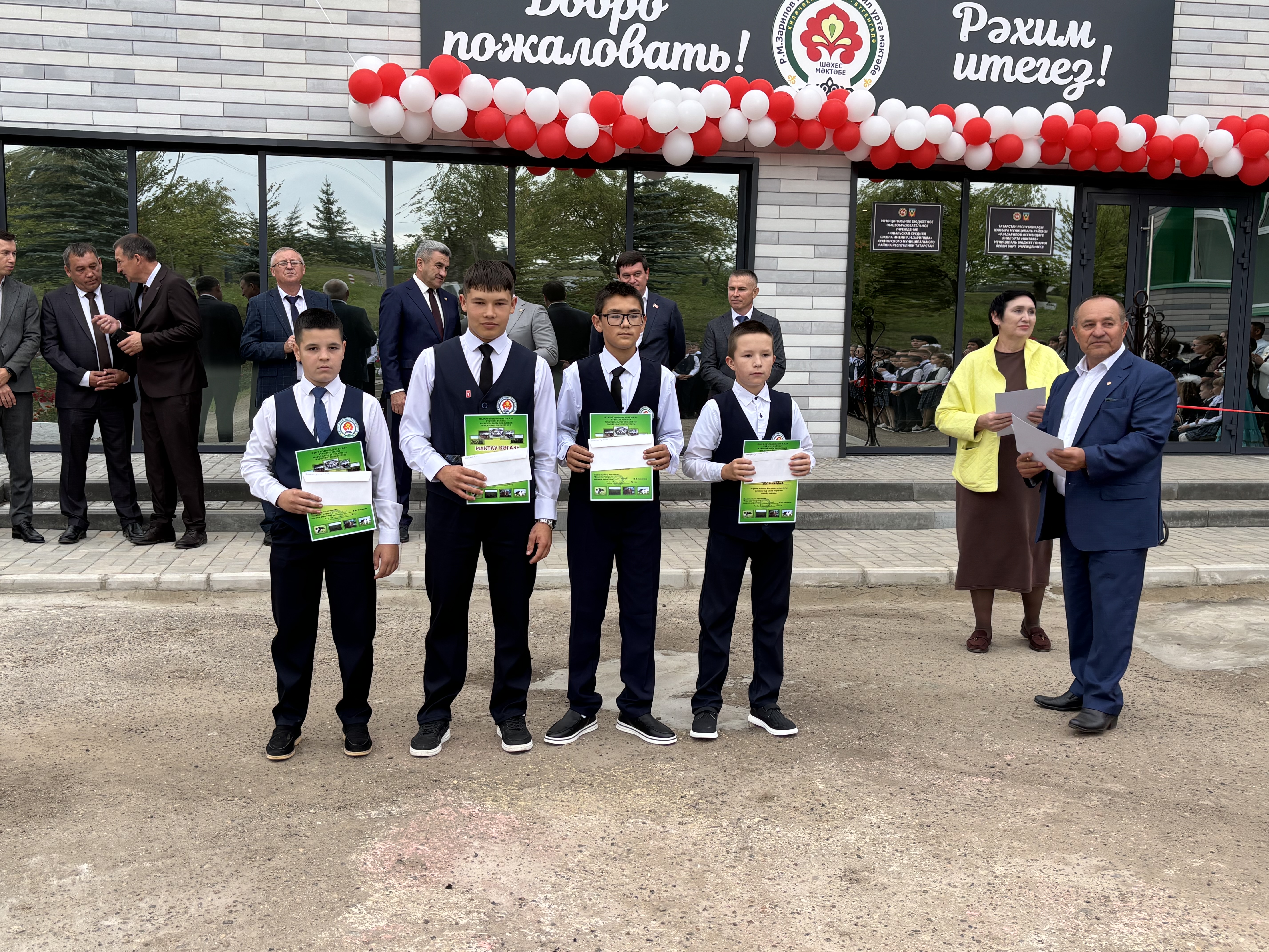 Школьники выполняли разные работы на фермах.