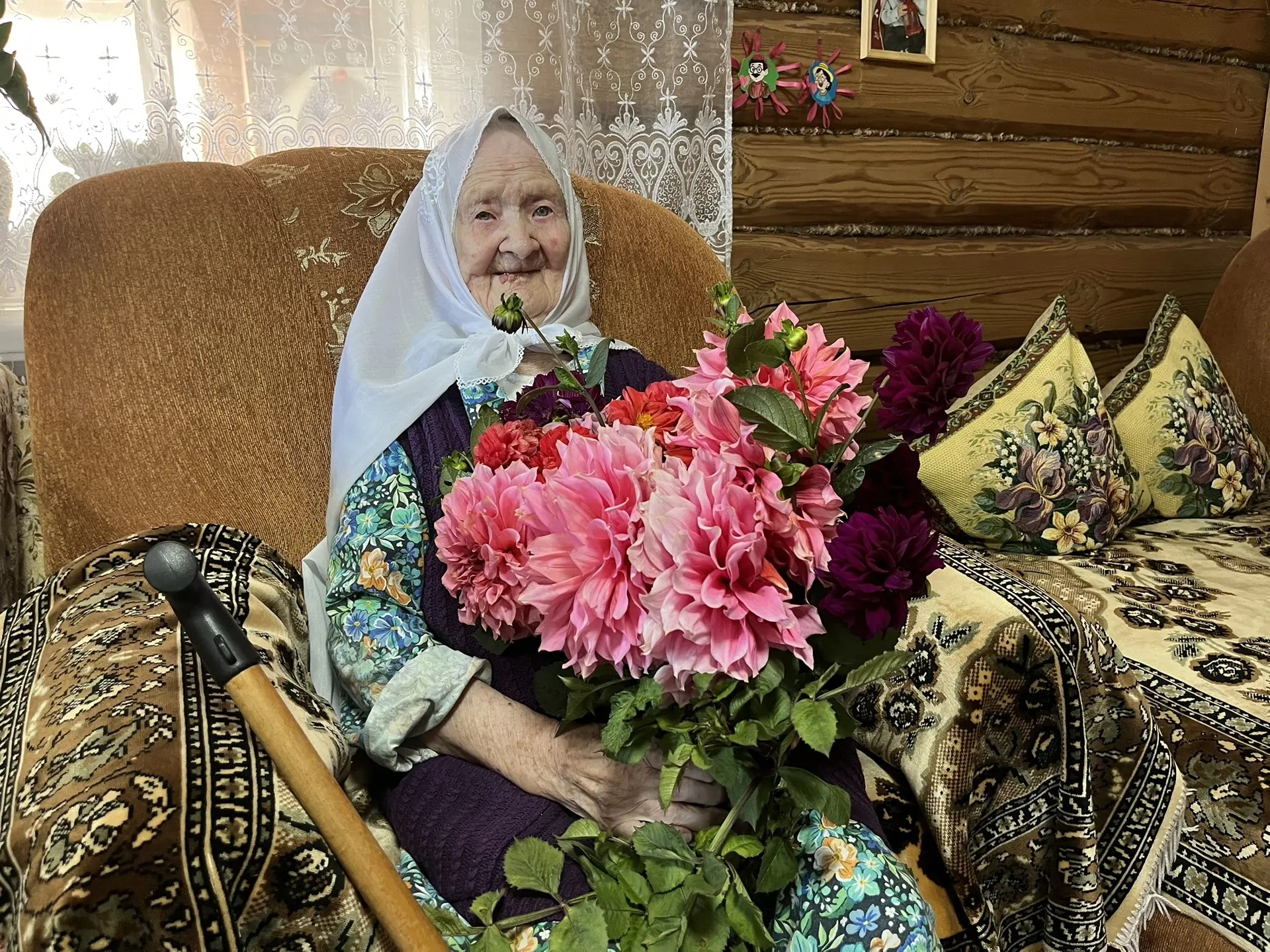  Фәһимә апа илдәге иҗтимагый-сәяси вакыйгалар белән кызыксынып тора.