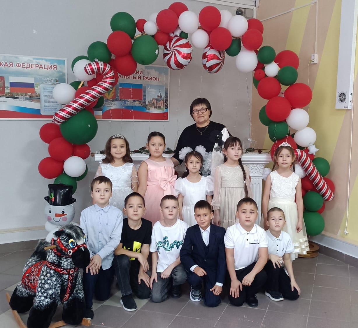 Зөлфия Шәрифулла кызы Татарстан Республикасының «Мактаулы остаз» дигән күкрәк билгесенә лаек булды. 