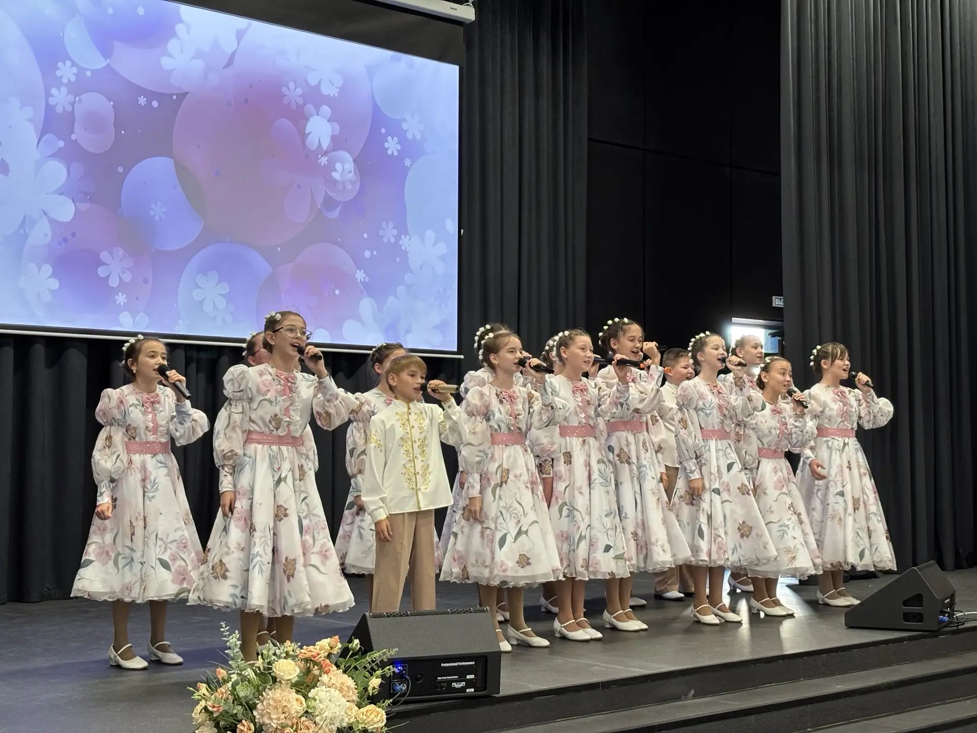 Балаларның чыгышлары бәйрәмгә тагын да күтәренке кәеф өстәде.