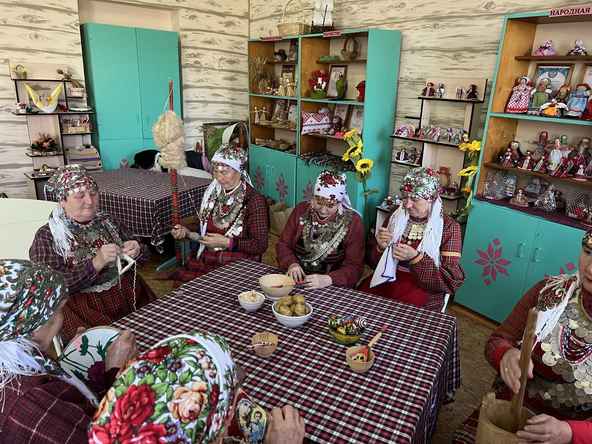 Это была настоящая трудовая мастерская под звуки гармони. 
