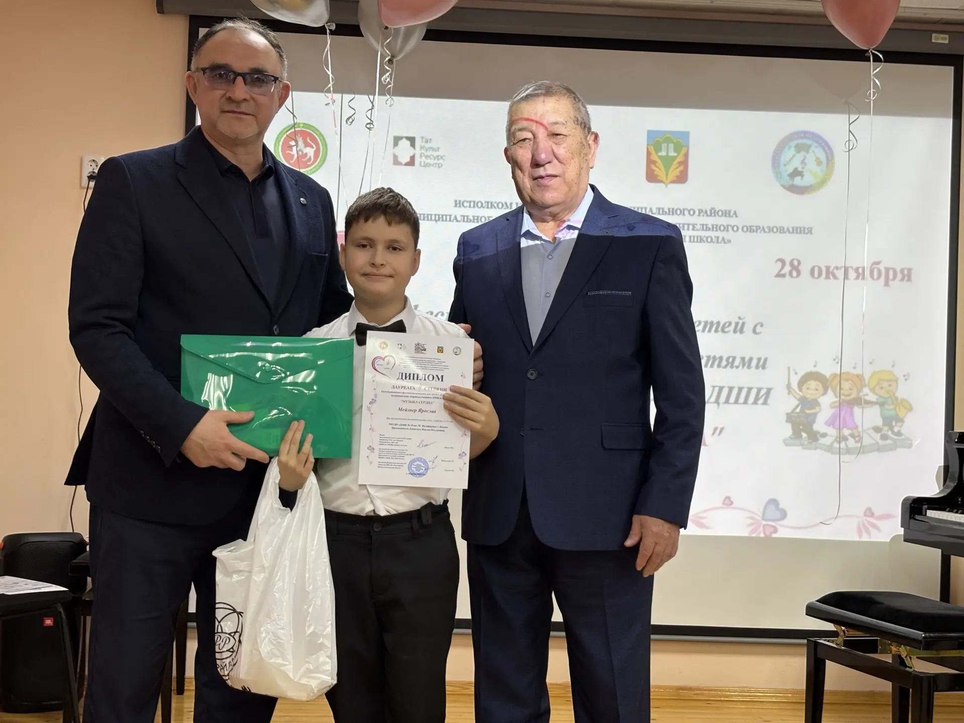Бәйгедә Кукмара, Казан, Яр Чаллы, Арча һәм Балтачтан килгән 7–15 яшьлек 17 башкаручы катнашты.