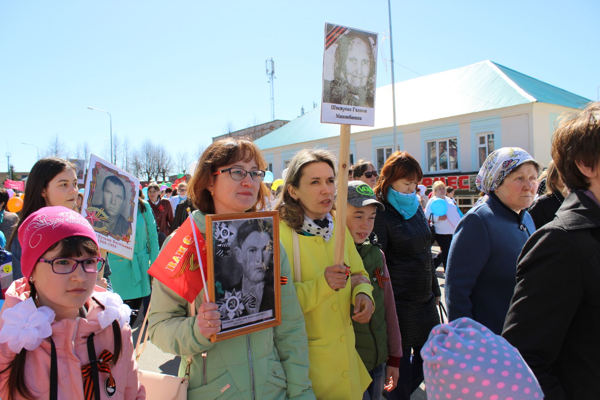 Фото: Кукморяне приняли участие в акции "Бессмертный полк"