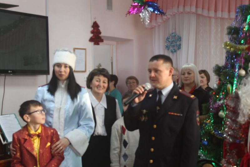 Фото: Полицейский Дед Мороз посетил воспитанников реабилитационного центра «Милосердие» в Кукморе