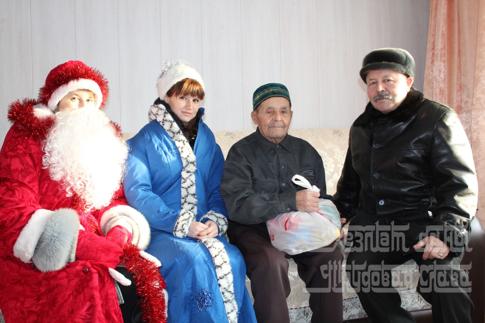 Фото: Ветеранам и инвалидам ВОв Кукморского района вручили новогодние подарки