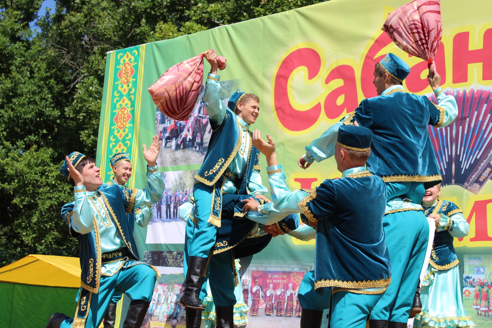 Фоторепортаж: Кукмаралылар Казан Сабан туен гөрләтте