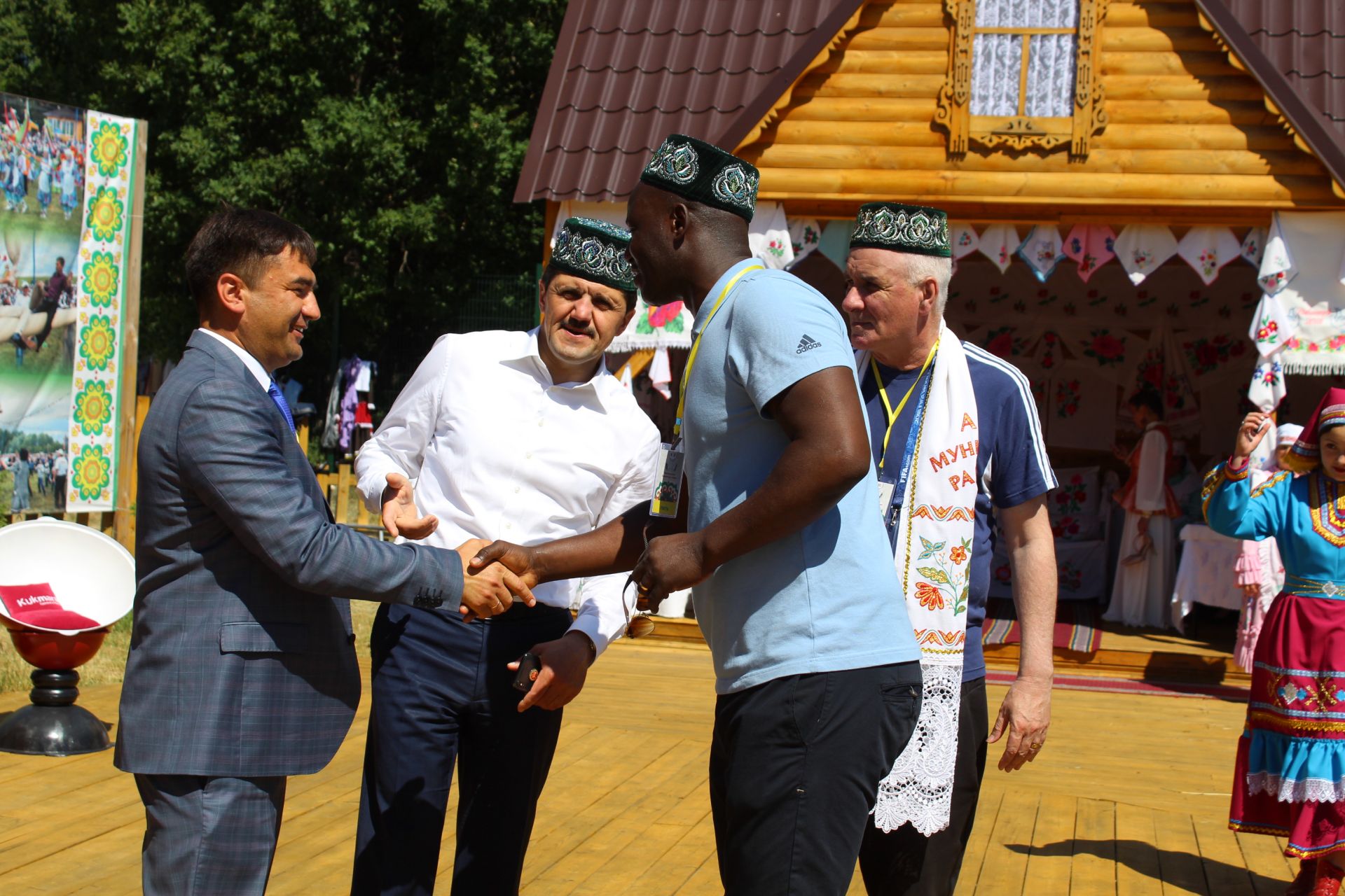 Фоторепортаж: Представители Чемпионата мира по футболу ФИФА 2018 посетили Кукморское подворье на казанском Сабантуе