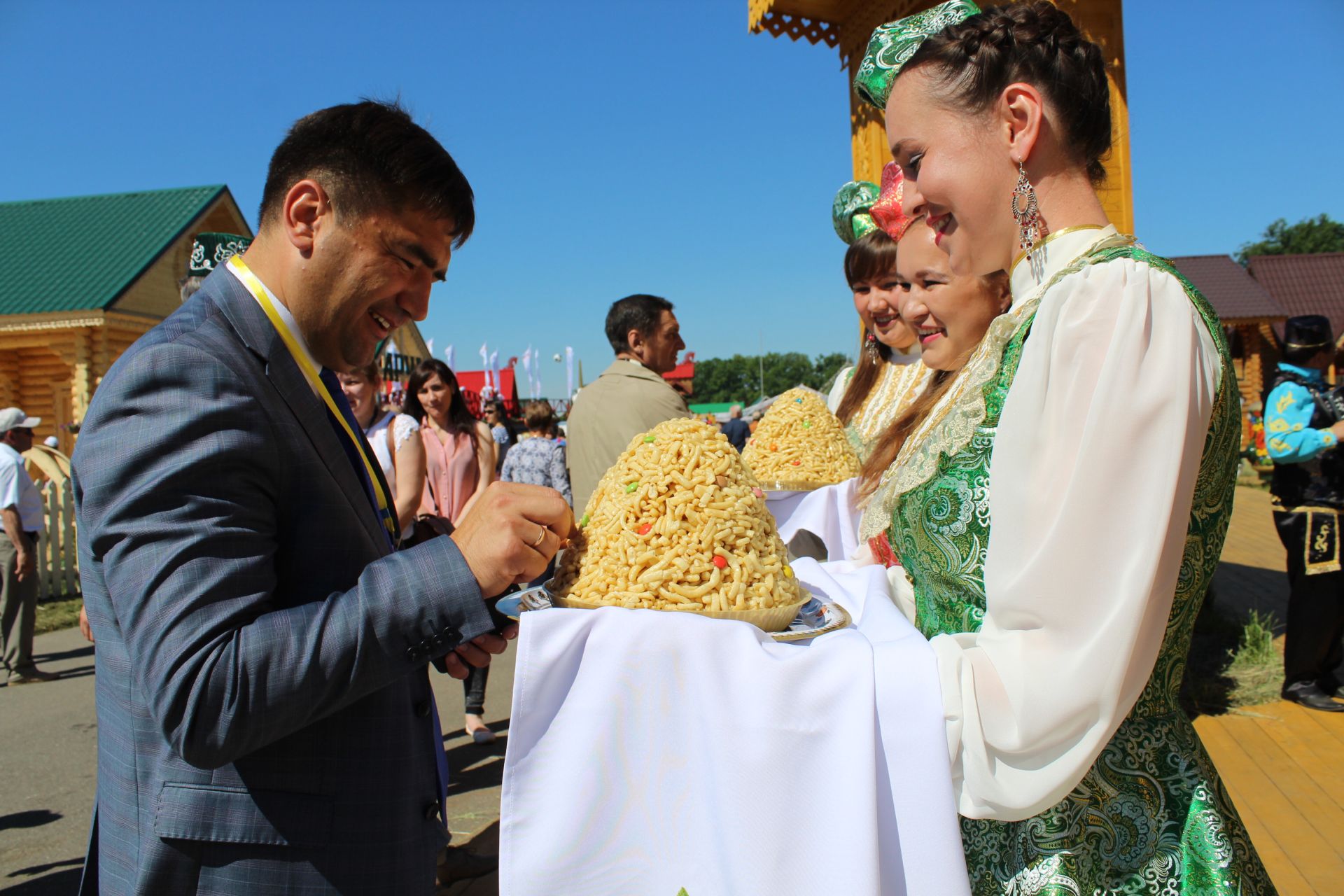 Фоторепортаж: Представители Чемпионата мира по футболу ФИФА 2018 посетили Кукморское подворье на казанском Сабантуе