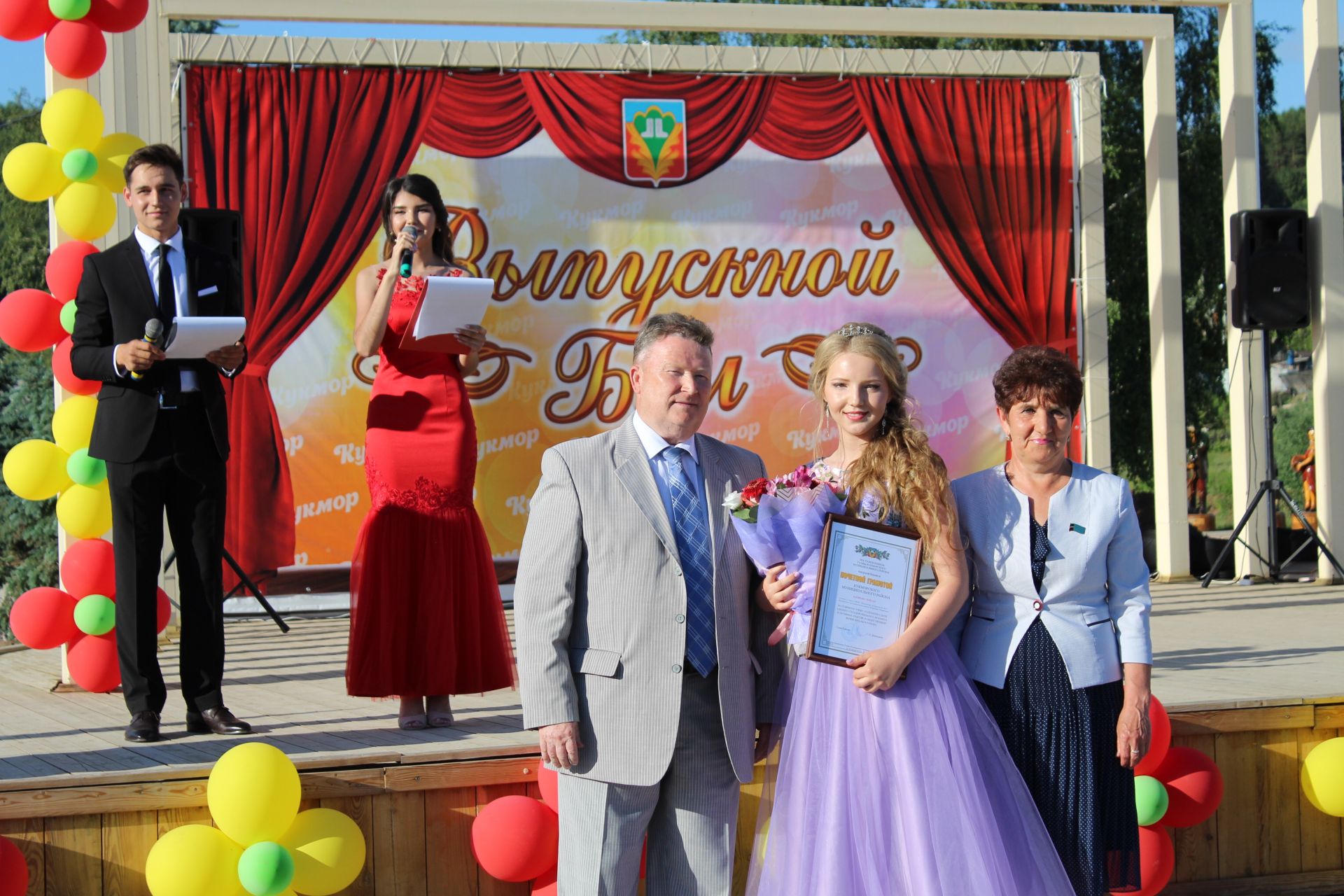 Фото: 217 выпускников школ района собрались на выпускной бал в Кукморе