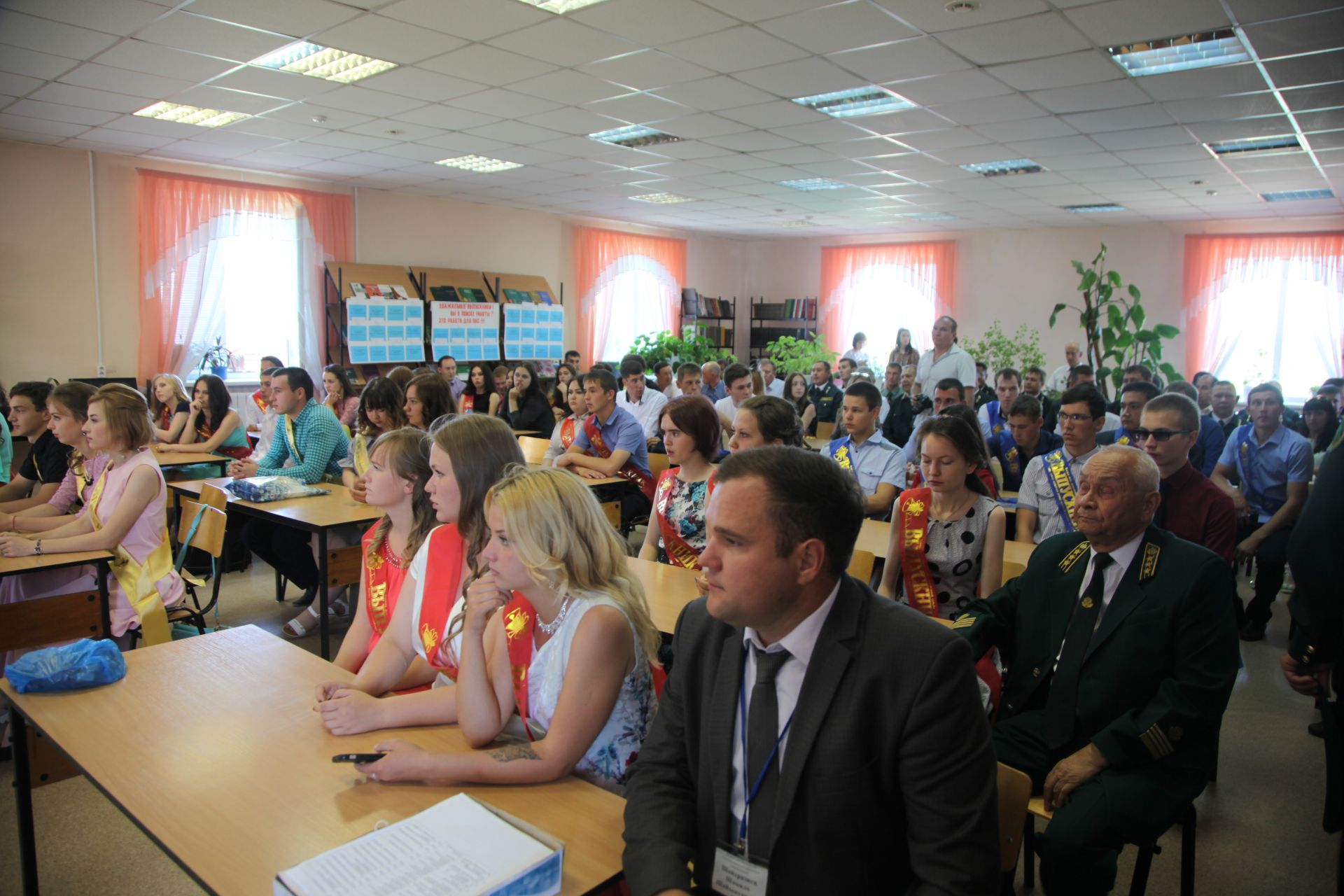 Фото: Равиль Кузюров вручил дипломы выпускникам Лубянского лесотехнического колледжа