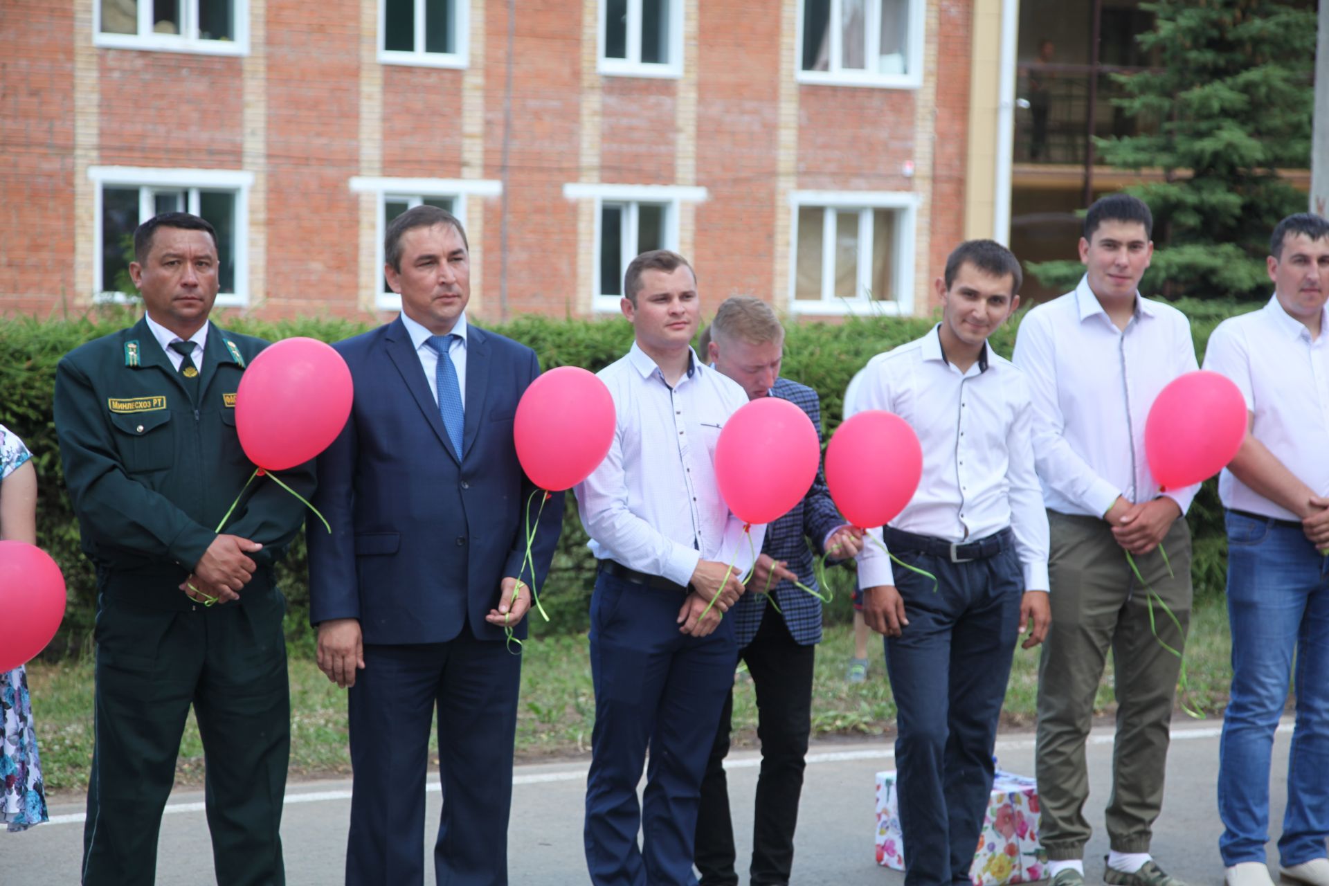 Фото: Равиль Кузюров вручил дипломы выпускникам Лубянского лесотехнического колледжа