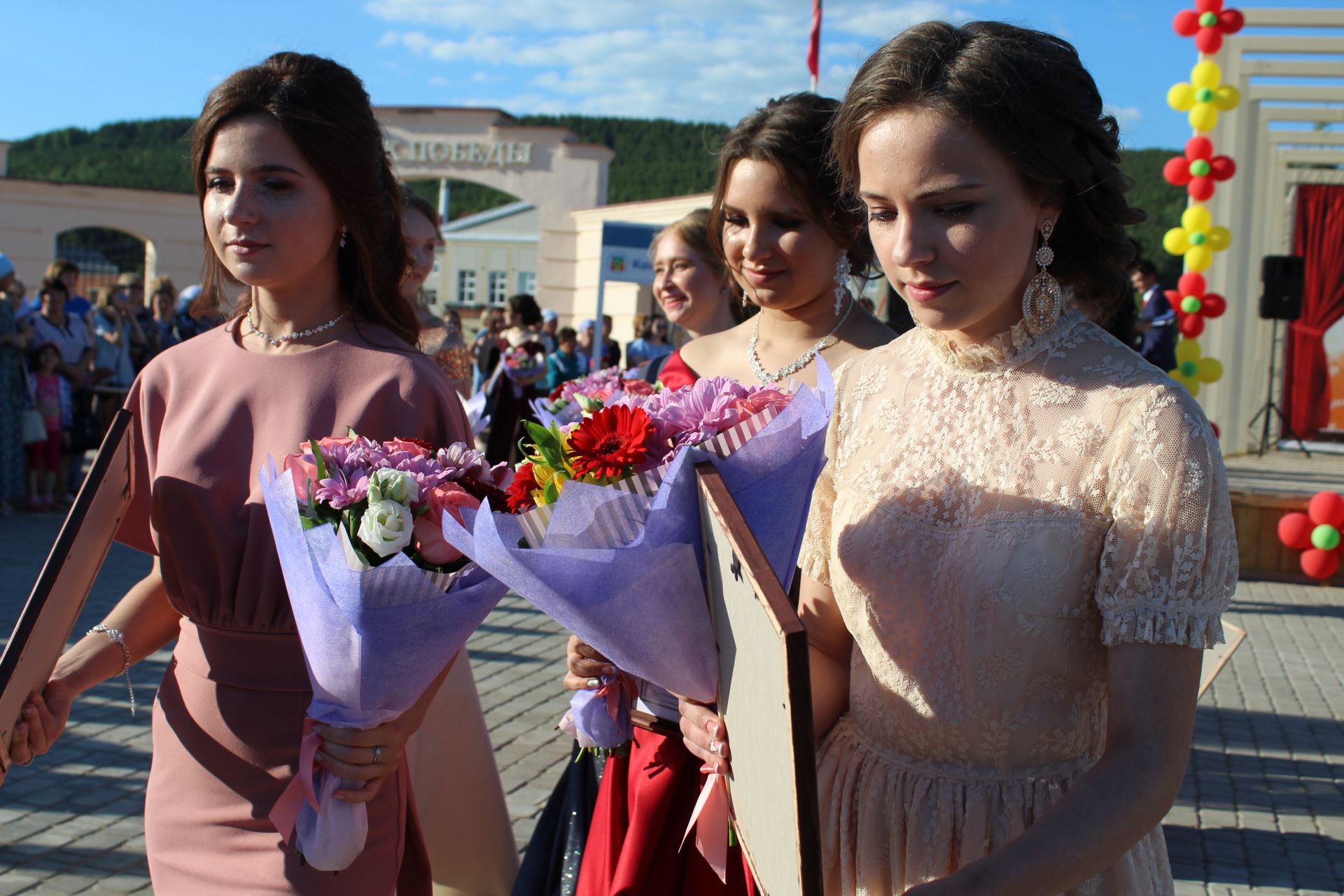 Фото: 217 выпускников школ района собрались на выпускной бал в Кукморе