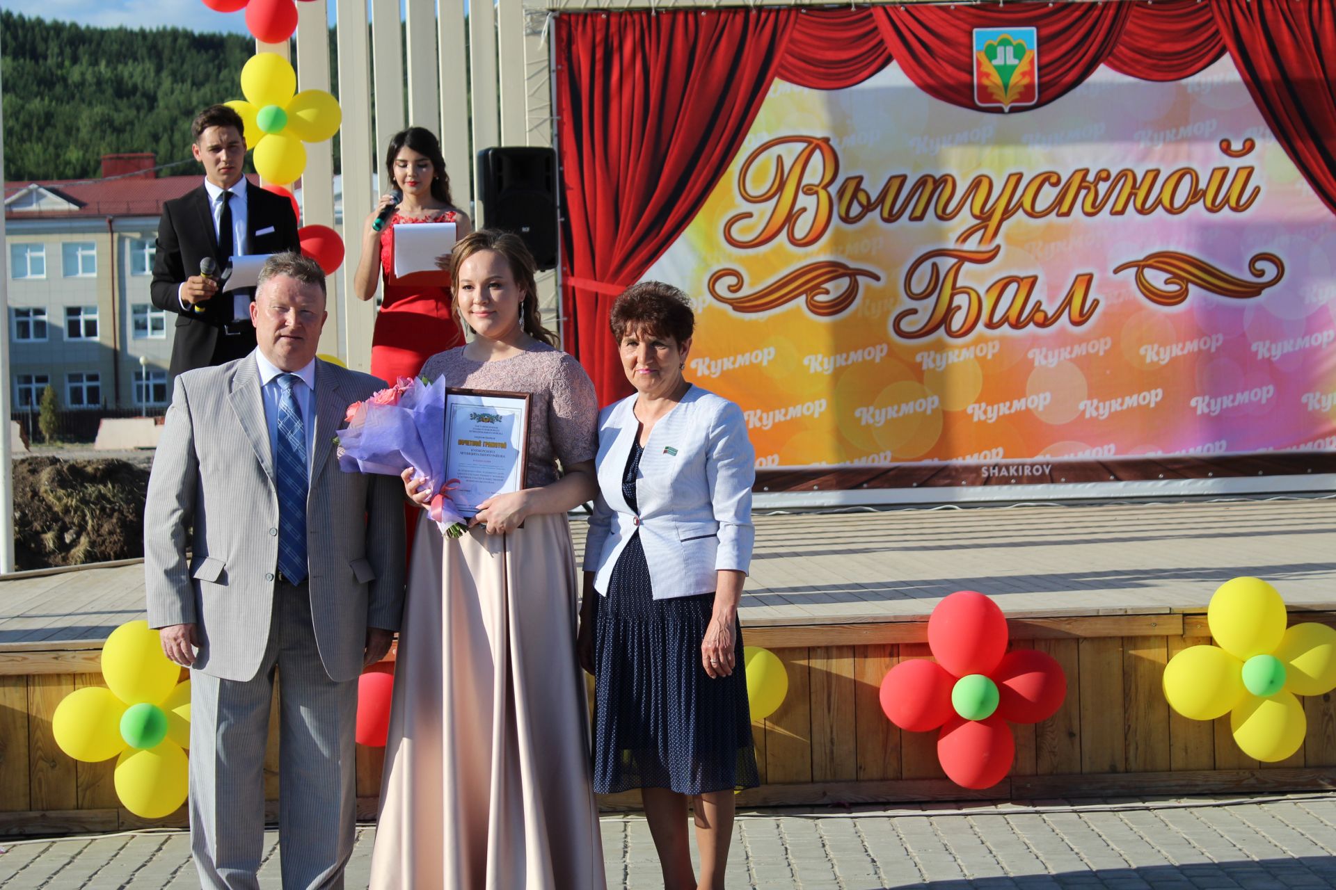 Фото: 217 выпускников школ района собрались на выпускной бал в Кукморе