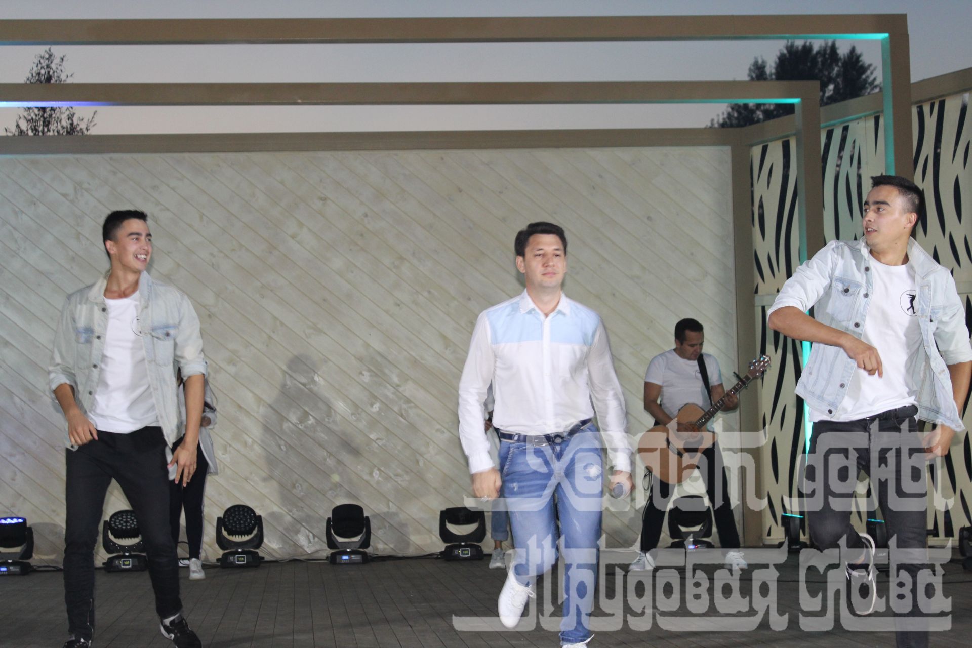 Видео, фоторепортаж: Фирдус Тямаев взорвал танцпол в Кукморе