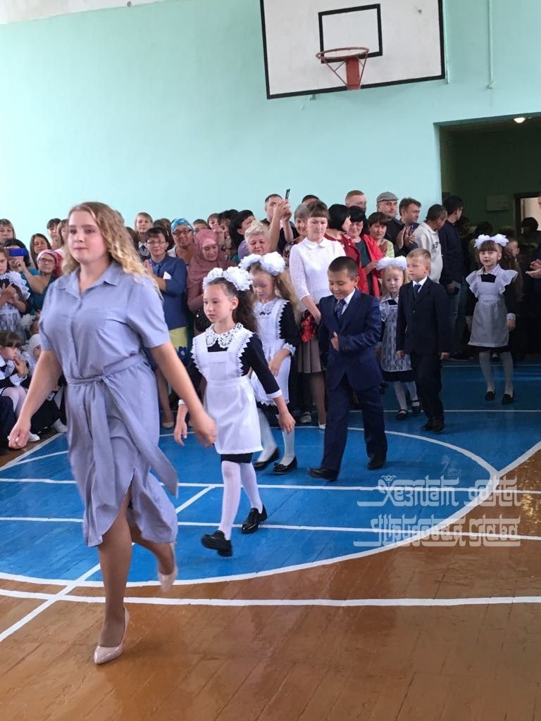 Фото: Римма Ратникова поздравила с Днем знаний учащихся Кукморской гимназии