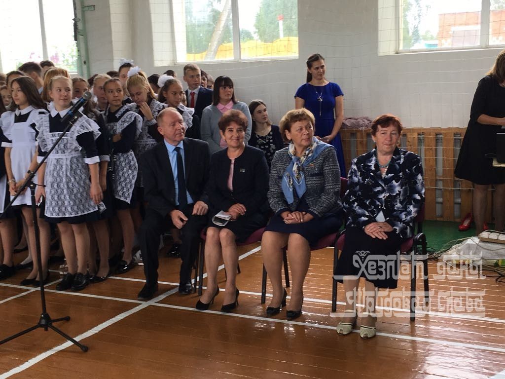 Фото: Римма Ратникова поздравила с Днем знаний учащихся Кукморской гимназии