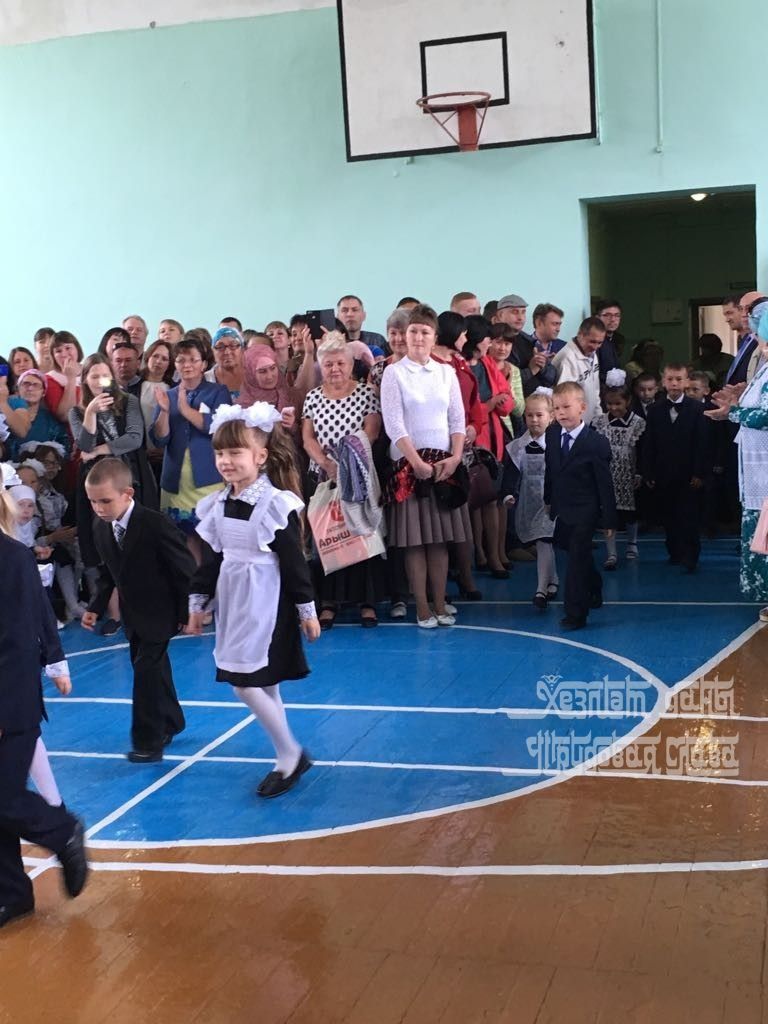 Фото: Римма Ратникова поздравила с Днем знаний учащихся Кукморской гимназии