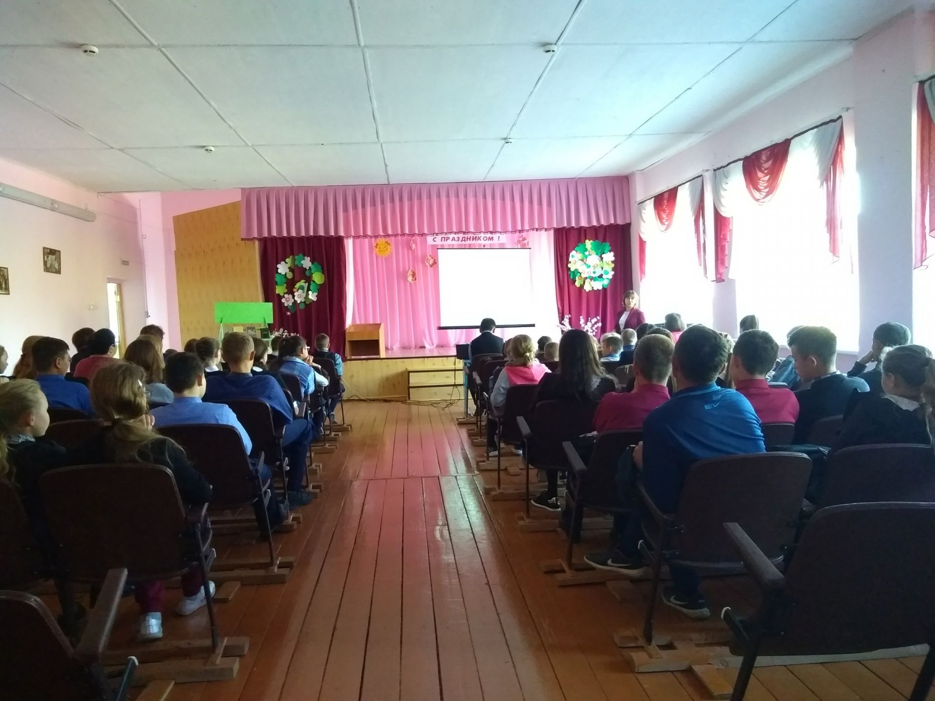 В Поч. Кучукской школе для учащихся провели литературный час в рамках Года Льва Толстого
