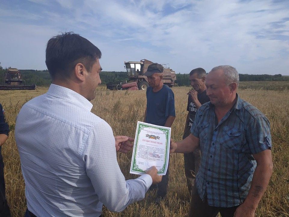 В Кукморе лучшим работникам сельхозпредприятий вручены Благодарственные письма и денежные премии