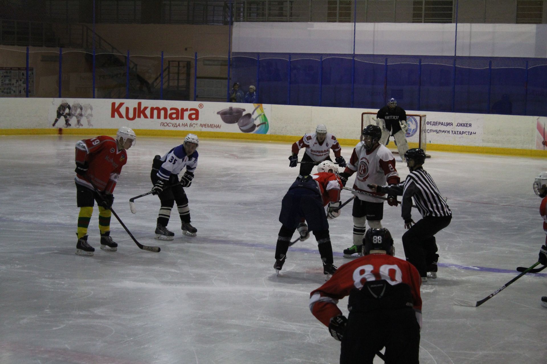 В преддверии Дня сотрудника ОВД в Кукморе проходят соревнования по хоккею
