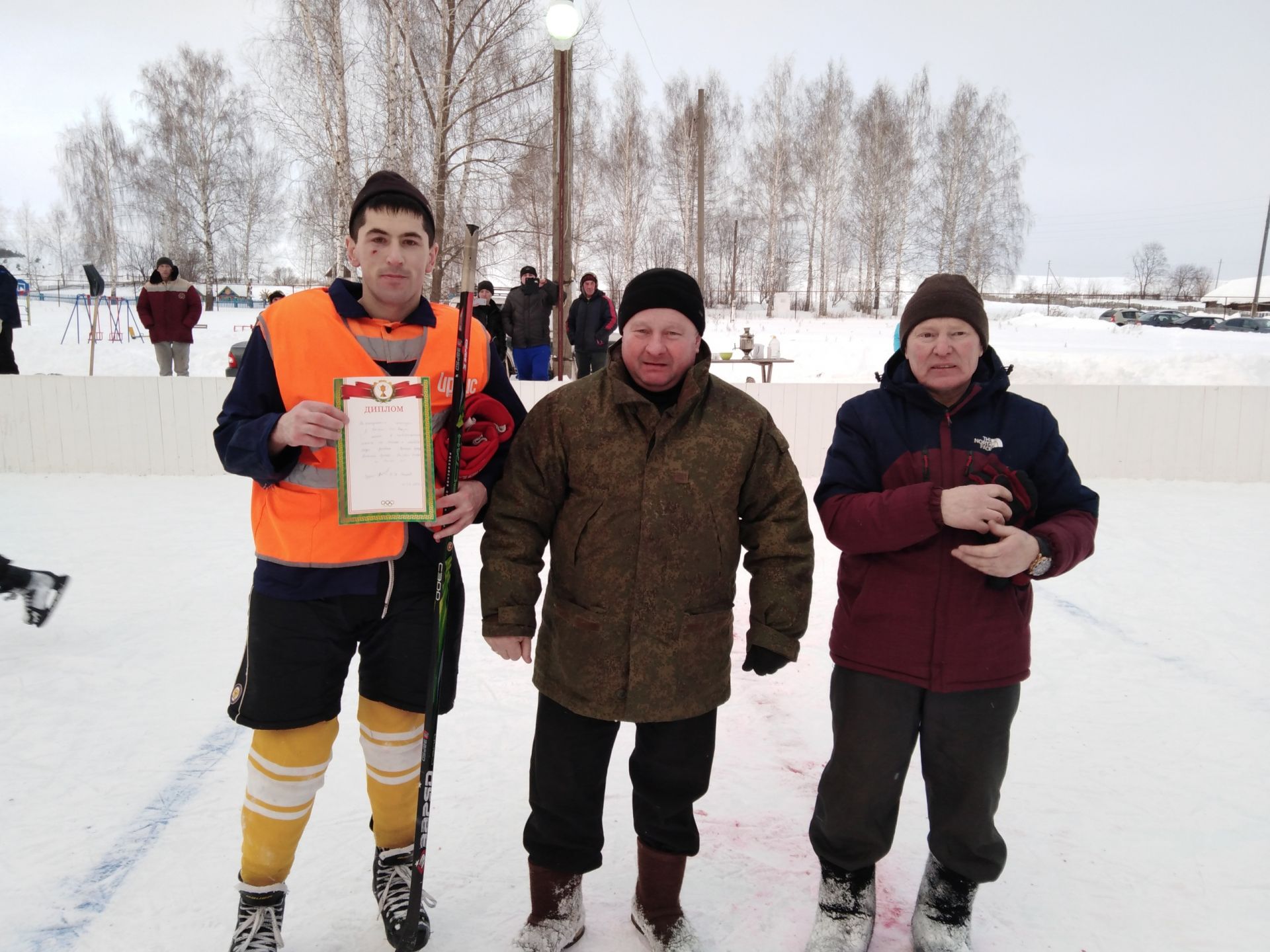 Фото: В деревне Нижний Кумор состоялся товарищеский матч по хоккею