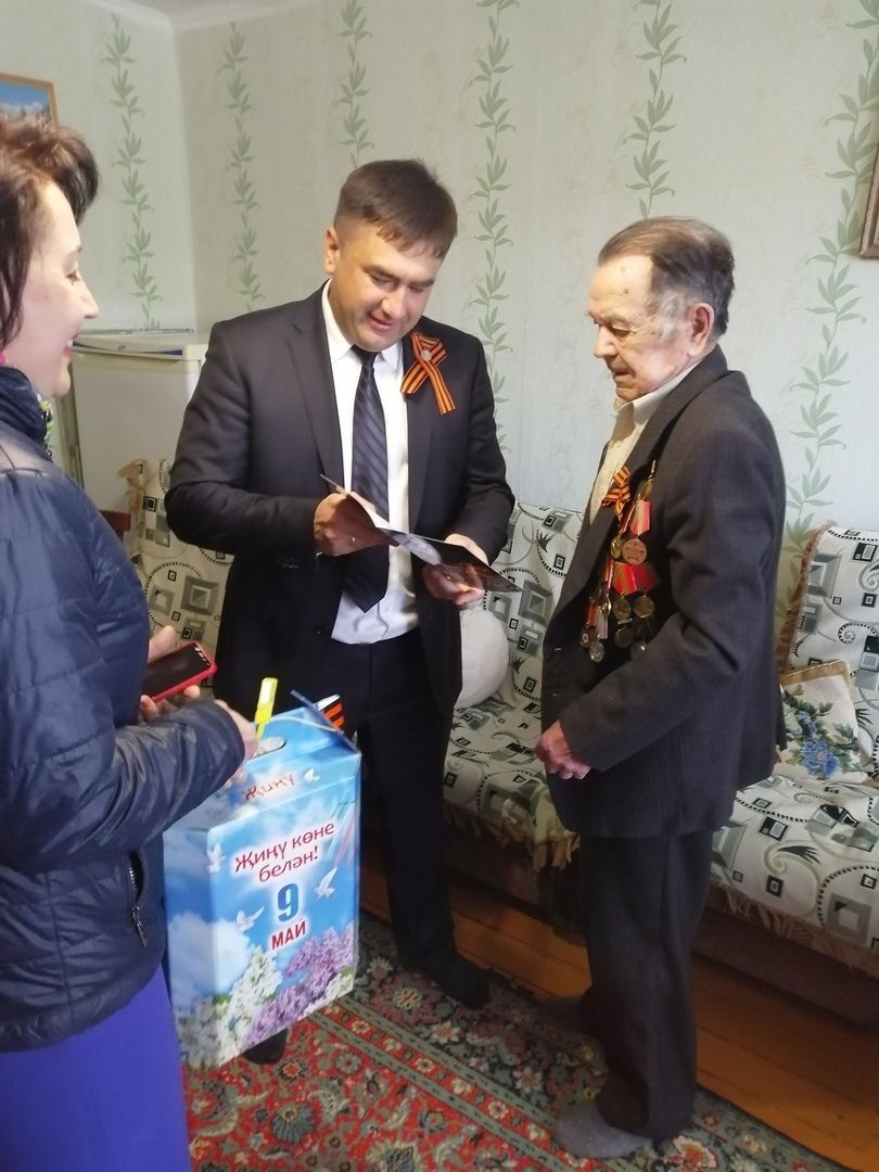 Фото: Глава Кукморского района поздравил ветеранов войны с 74-ой годовщиной Победы