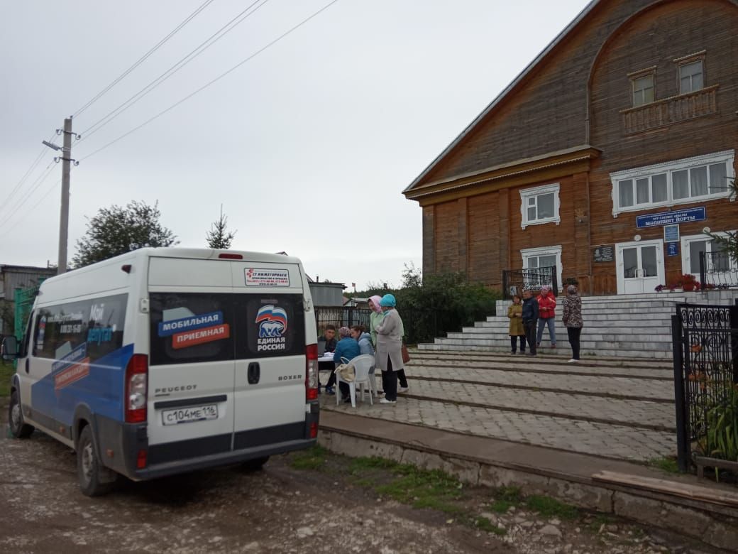 Жители Кукморского района оставили наказы в мобильной приемной «Единой России»
