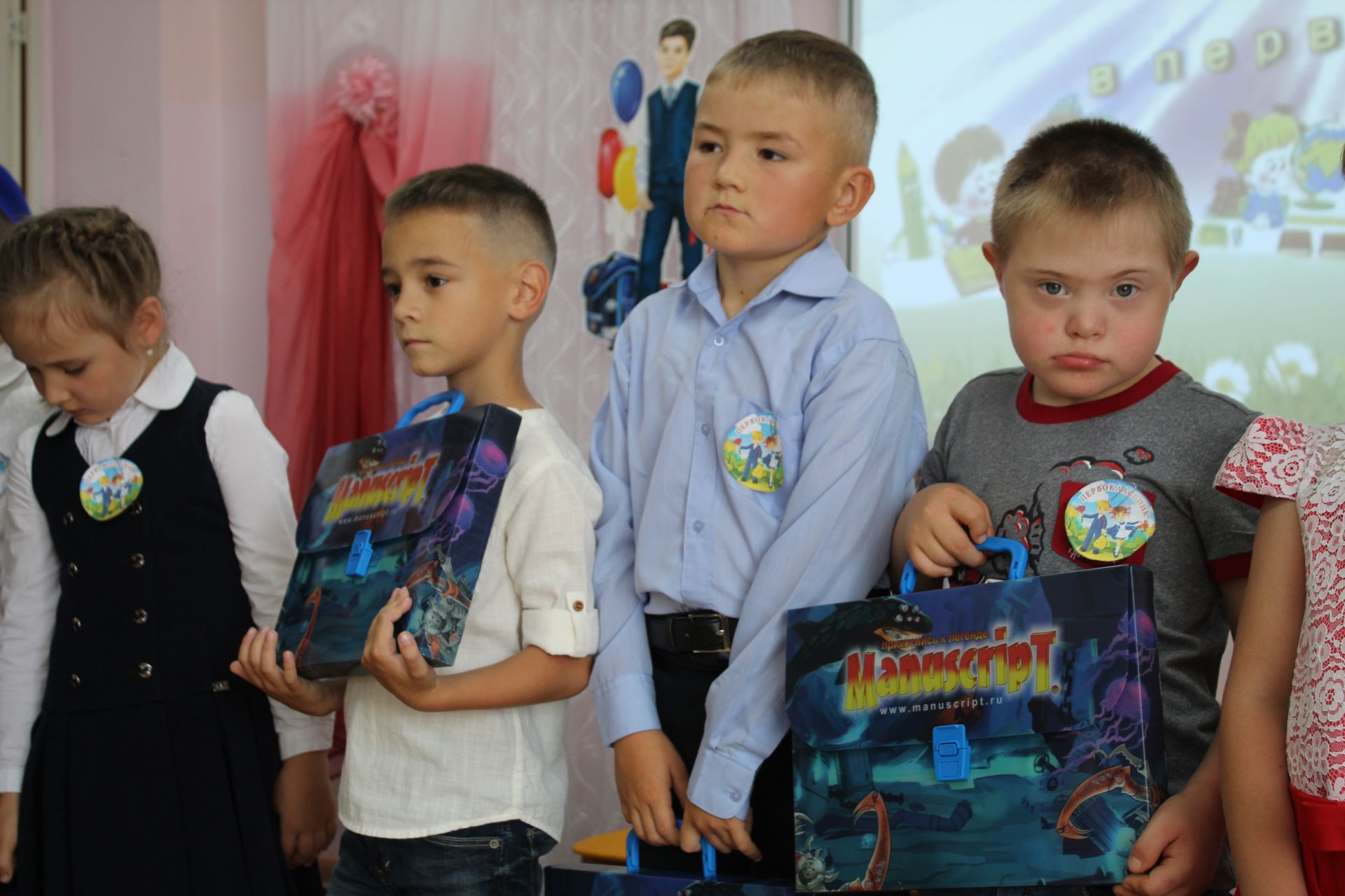 Папки со школьными принадлежностями получили в подарок дети в Кукморе