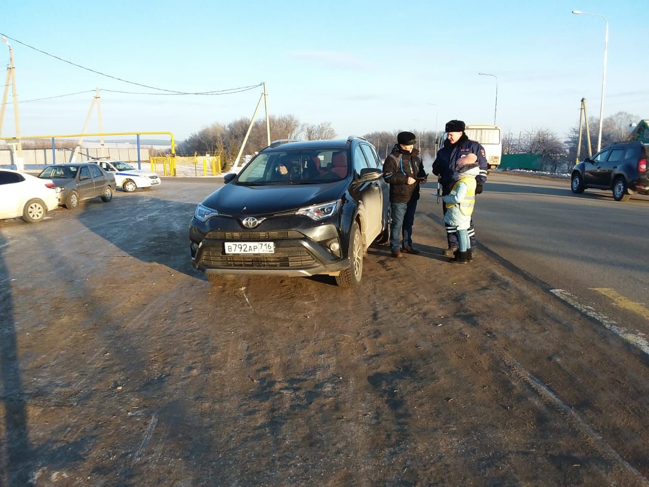 В Кукморе ЮИДовцы рассказали водителям об удобстве получения госуслуг в электронном виде