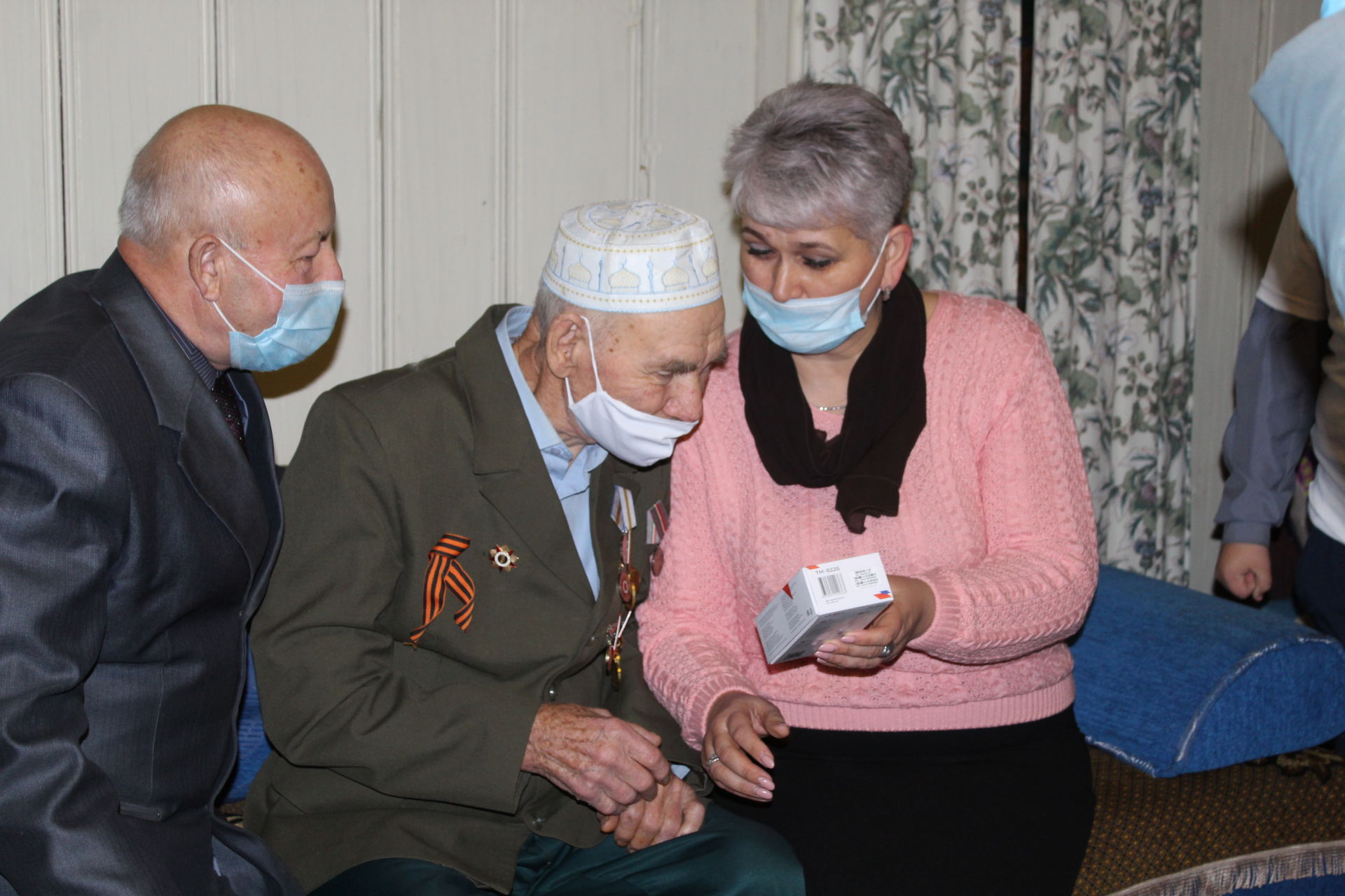 Кукморским ветеранам подарили мобильные телефоны