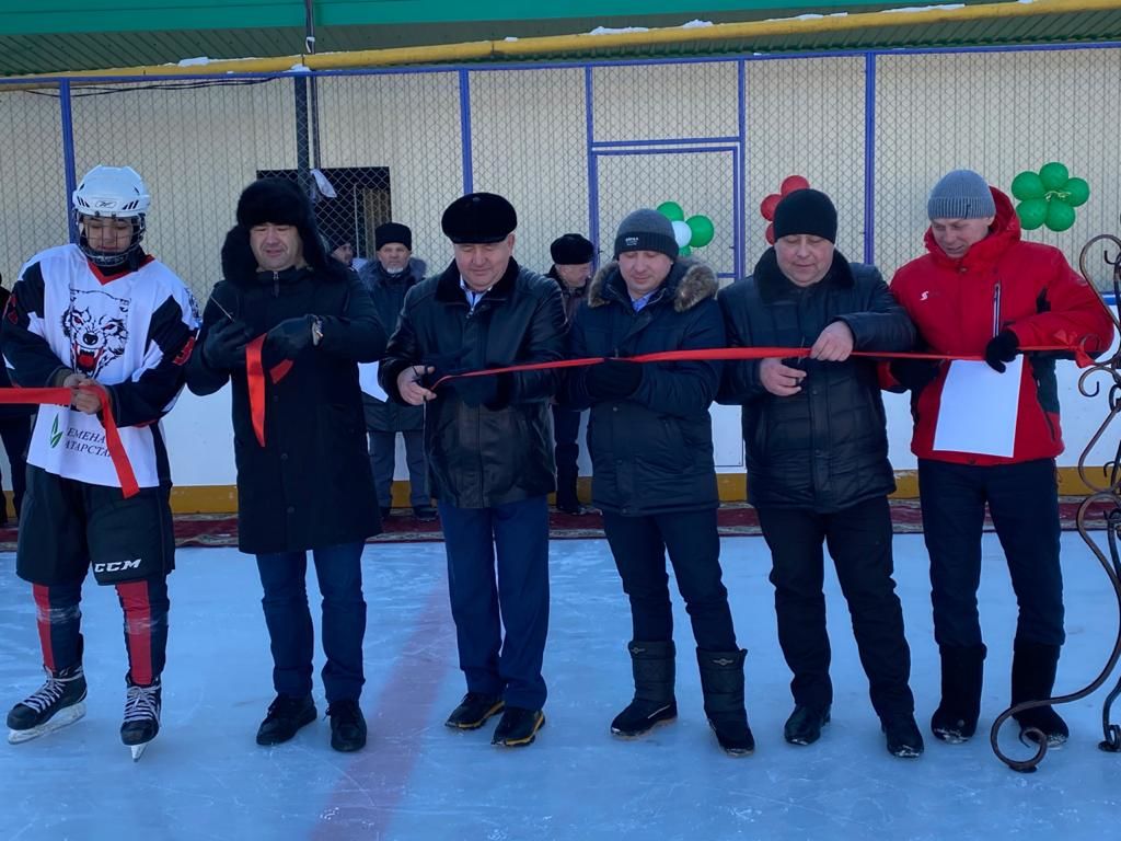 В Кукморском районе открылись сразу две хоккейные коробки