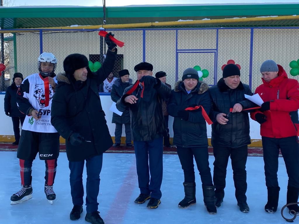 В Кукморском районе открылись сразу две хоккейные коробки