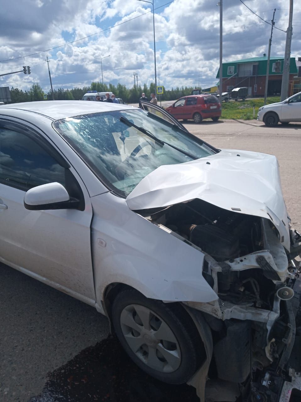В Кукморе на перекрестке произошла серьезная авария с участием трех автомобилей