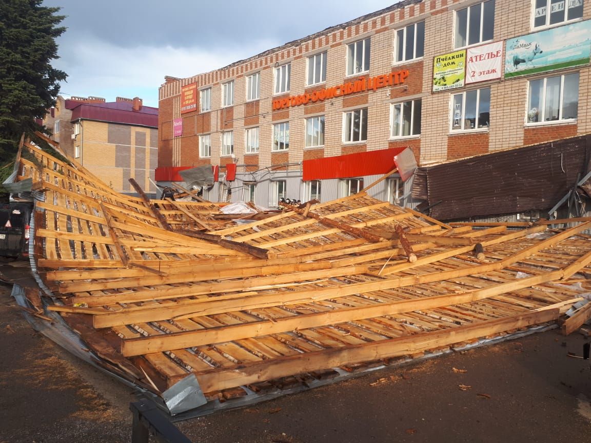 В Кукморе ветер сорвал крыши с нескольких зданий