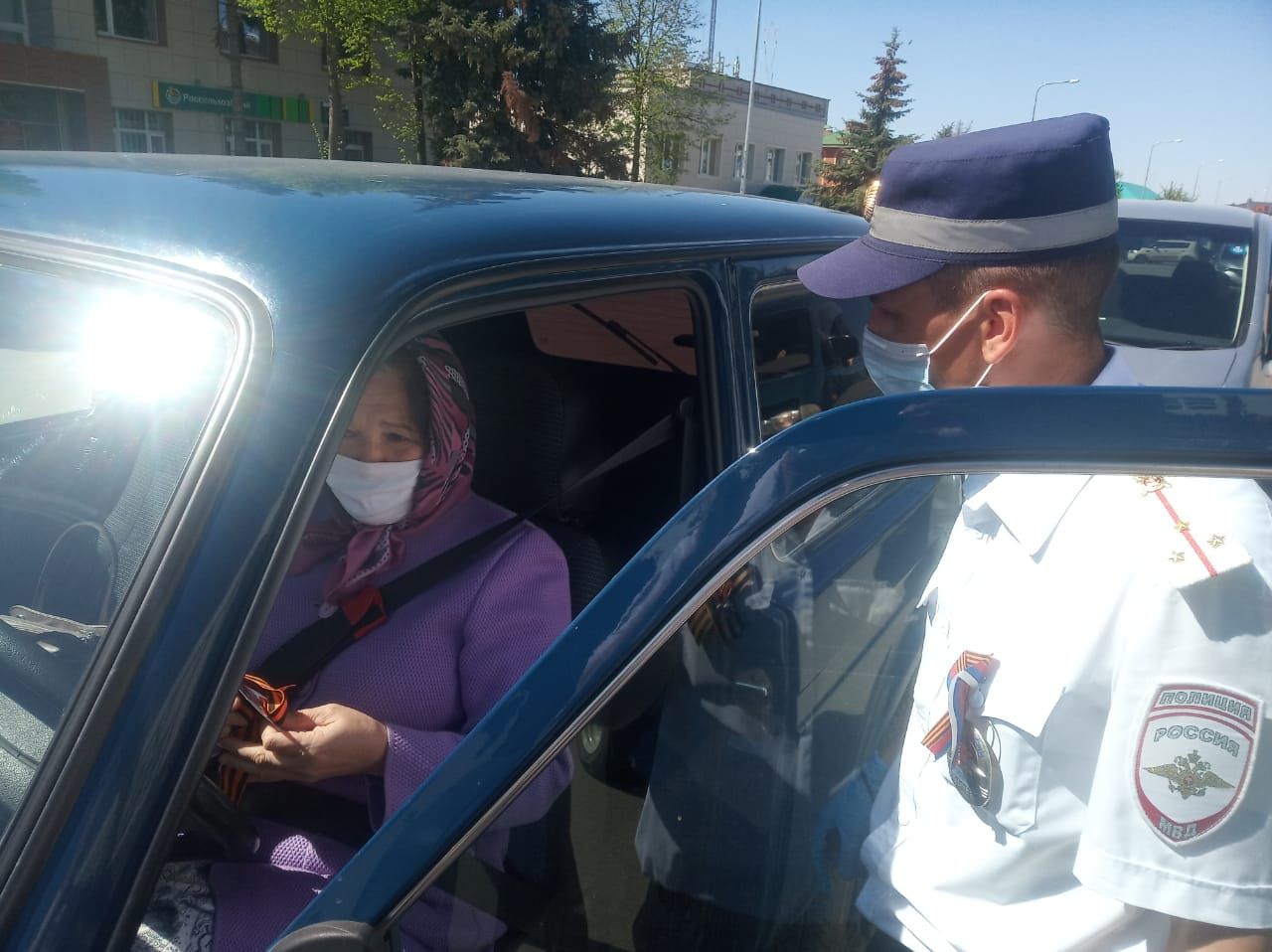 В Кукморе автоинспекторы раздавали водителям и пешеходам Георгиевские ленты