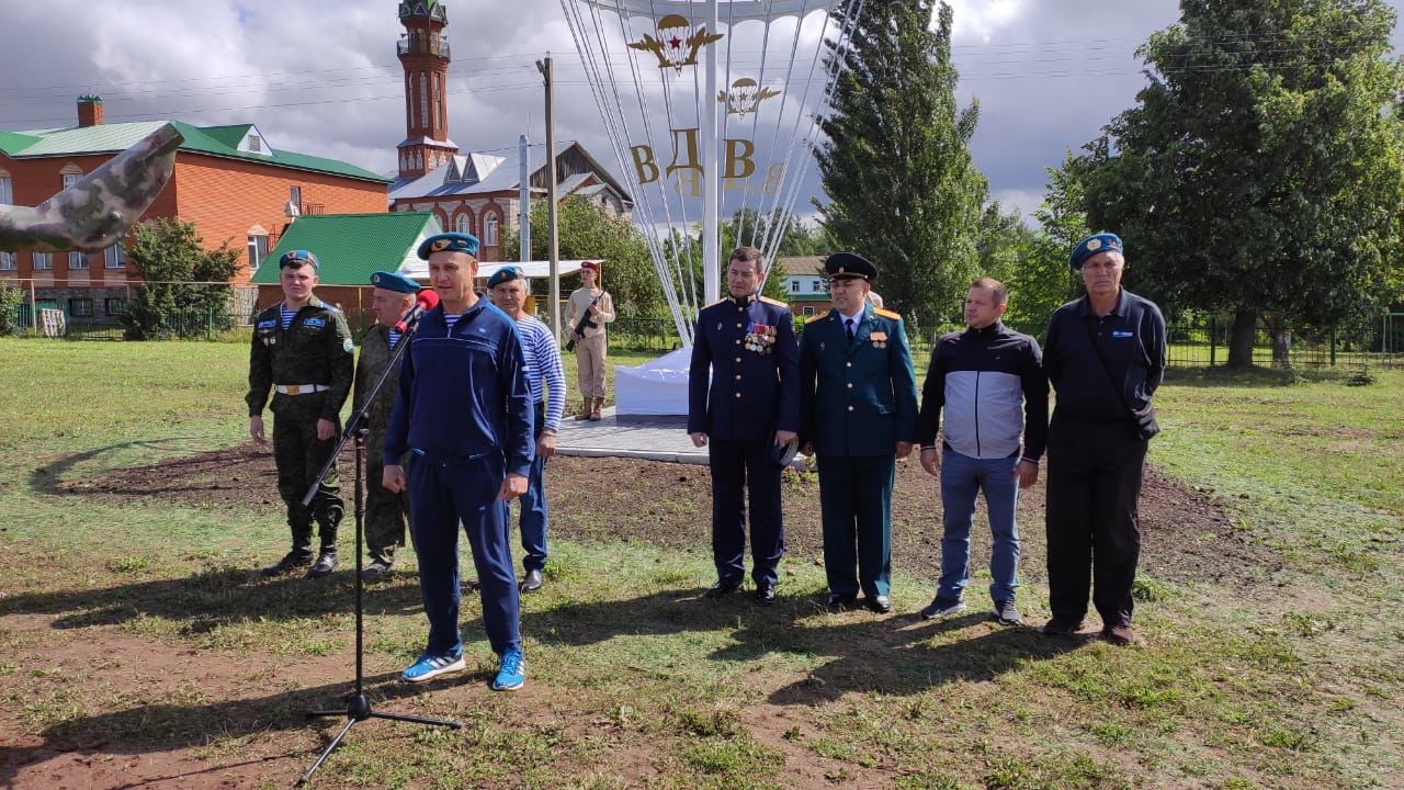 В Кукморе установили памятник десантникам