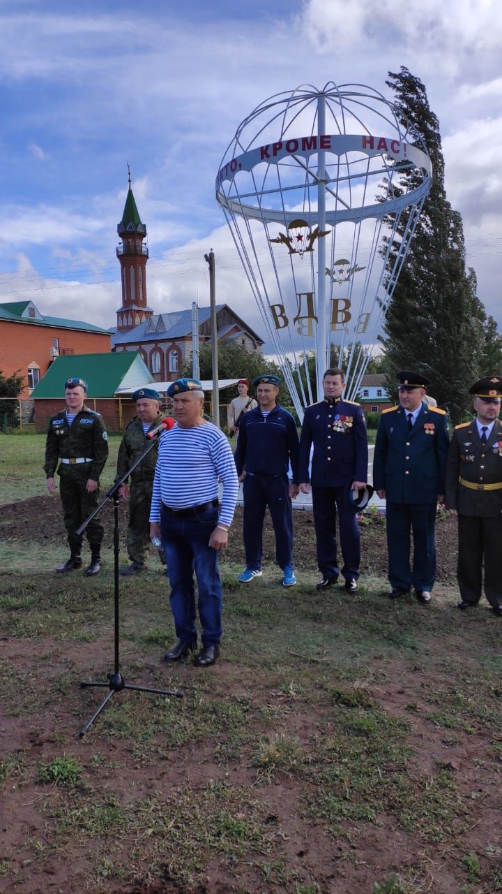 В Кукморе установили памятник десантникам