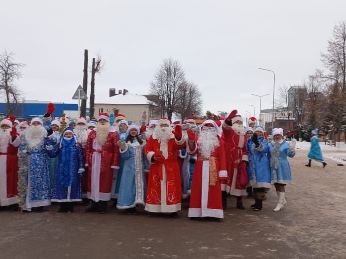 Деды Морозы, Снегурочки и сказочные персонажи прошли парадом по главной улице Кукмора