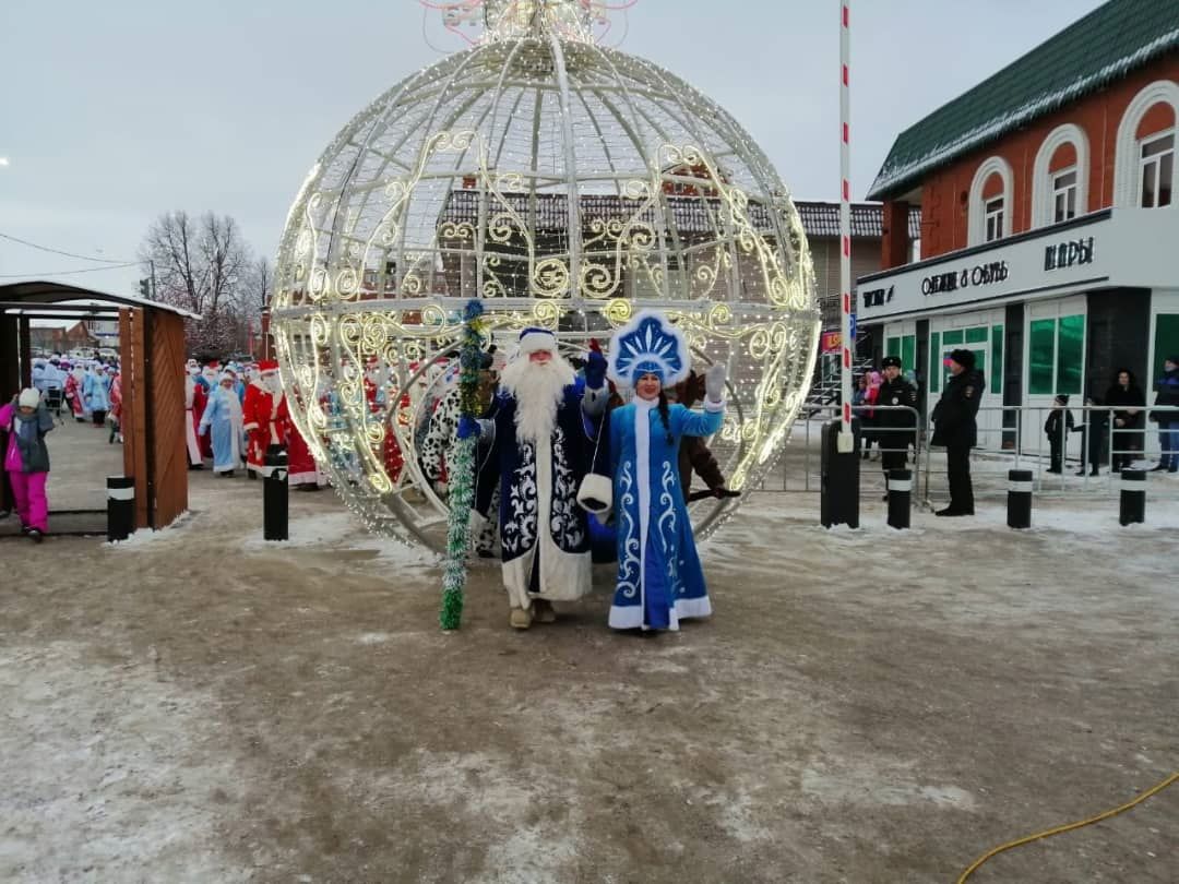 Деды Морозы, Снегурочки и сказочные персонажи прошли парадом по главной улице Кукмора