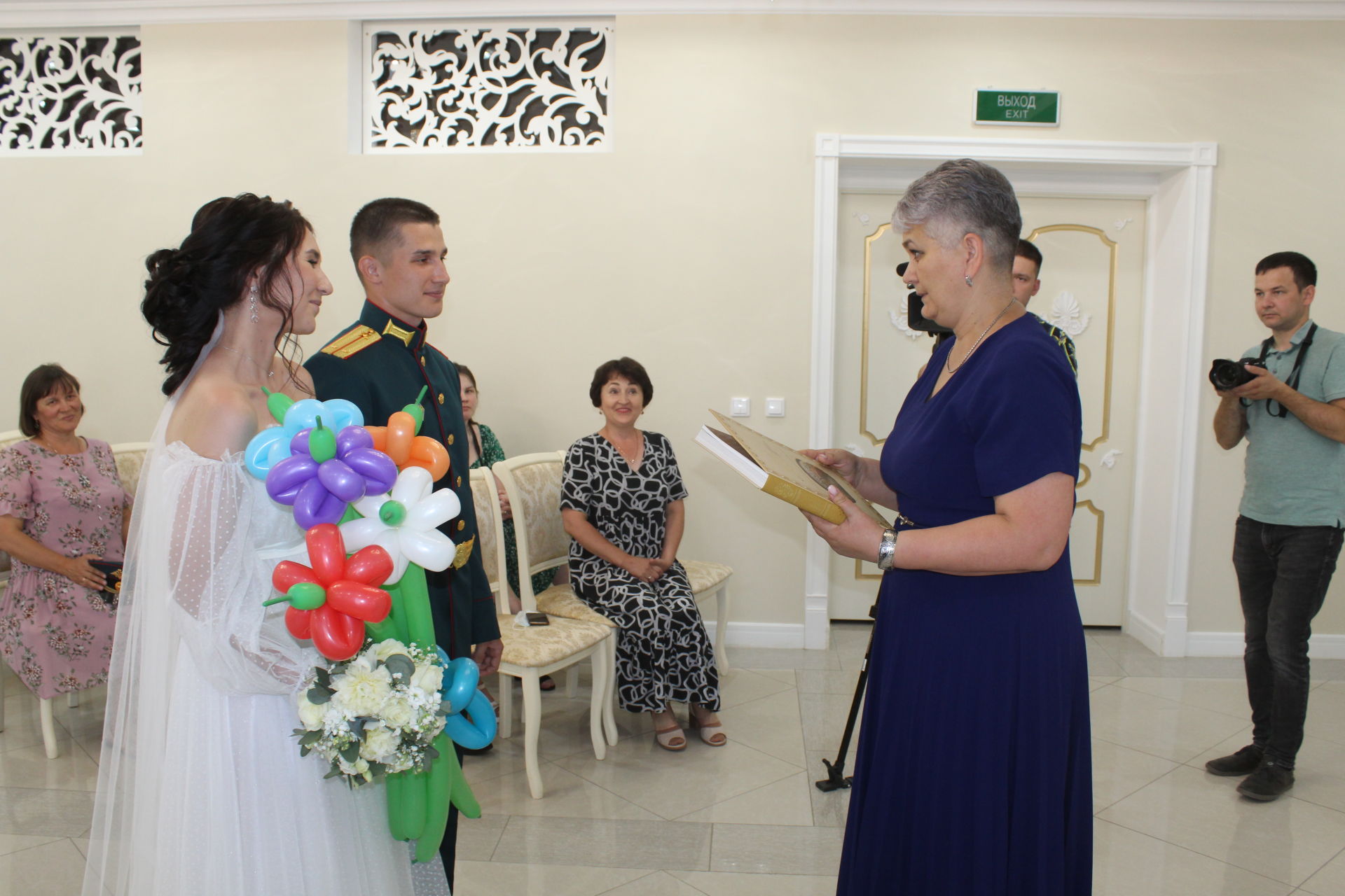 «Мәхәббәт һәм тугрылык өчен» медале, «Әче» дип кычкырулар һәм бала тудыру йортыннан сабыйларны тантаналы рәвештә чыгару: Кукмарада Гаилә, мәхәббәт һәм тугрылык көнен билгеләп үттеләр