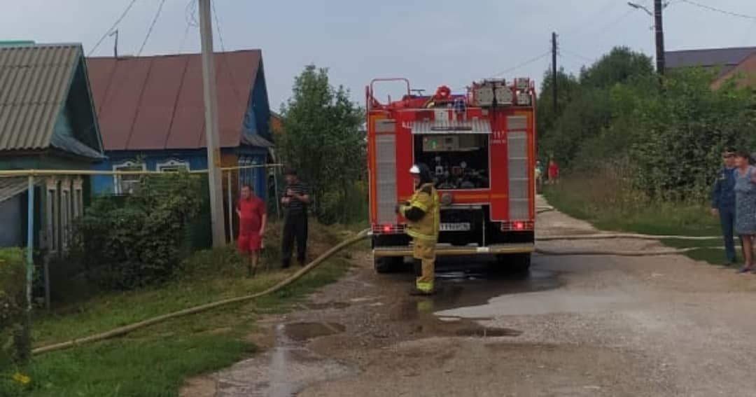 Огонь уничтожил часть жилого дома и сарай в Кукморском районе
