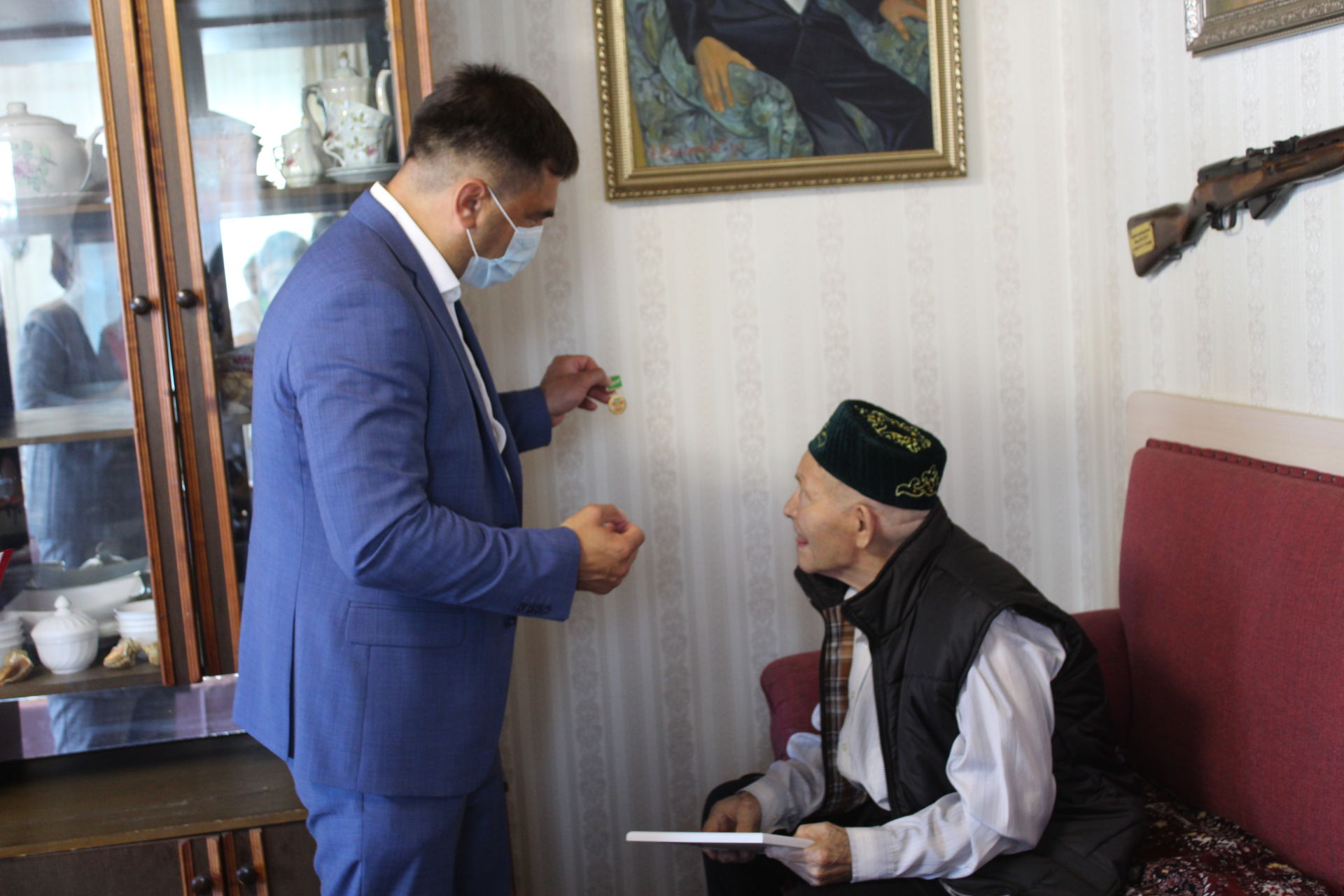 Сергей Димитриев поздравил с юбилеем жителя деревни Большой Кукмор Нургали Юзмухаметова