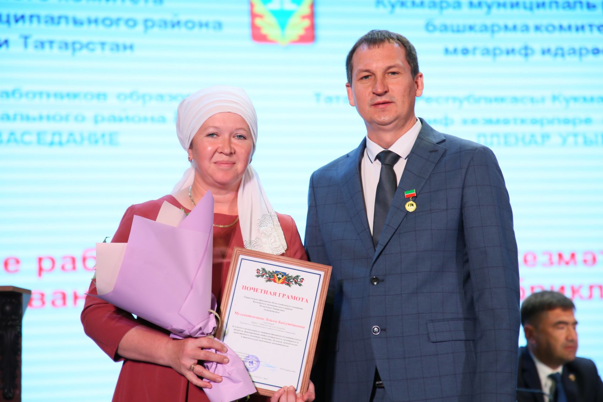 Кукмарада мәгариф өлкәсенең иң яхшы хезмәткәрләрен бүләкләделәр