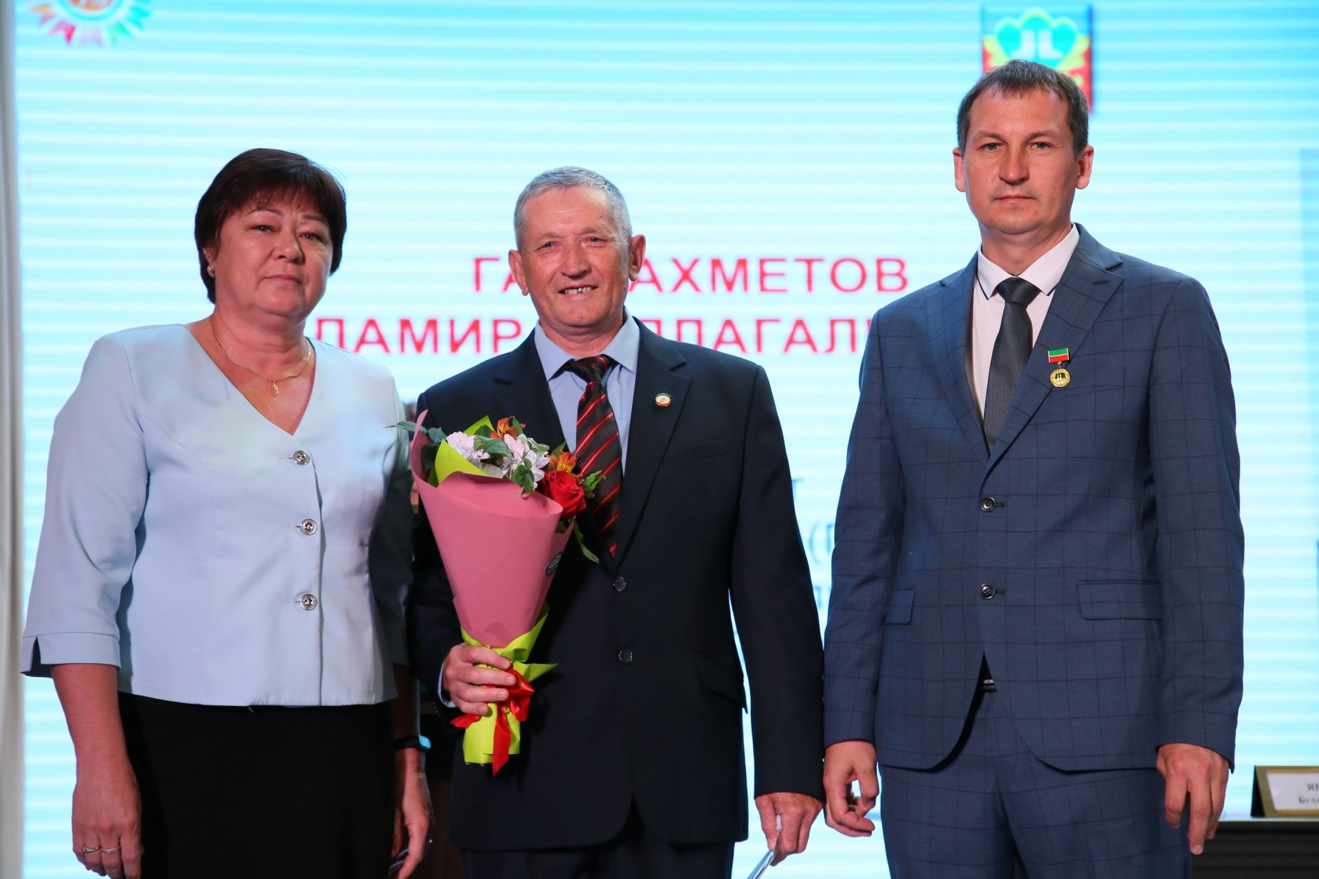 Кукмарада мәгариф өлкәсенең иң яхшы хезмәткәрләрен бүләкләделәр