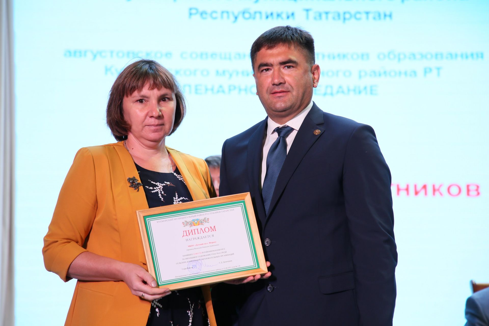 Кукмарада мәгариф өлкәсенең иң яхшы хезмәткәрләрен бүләкләделәр