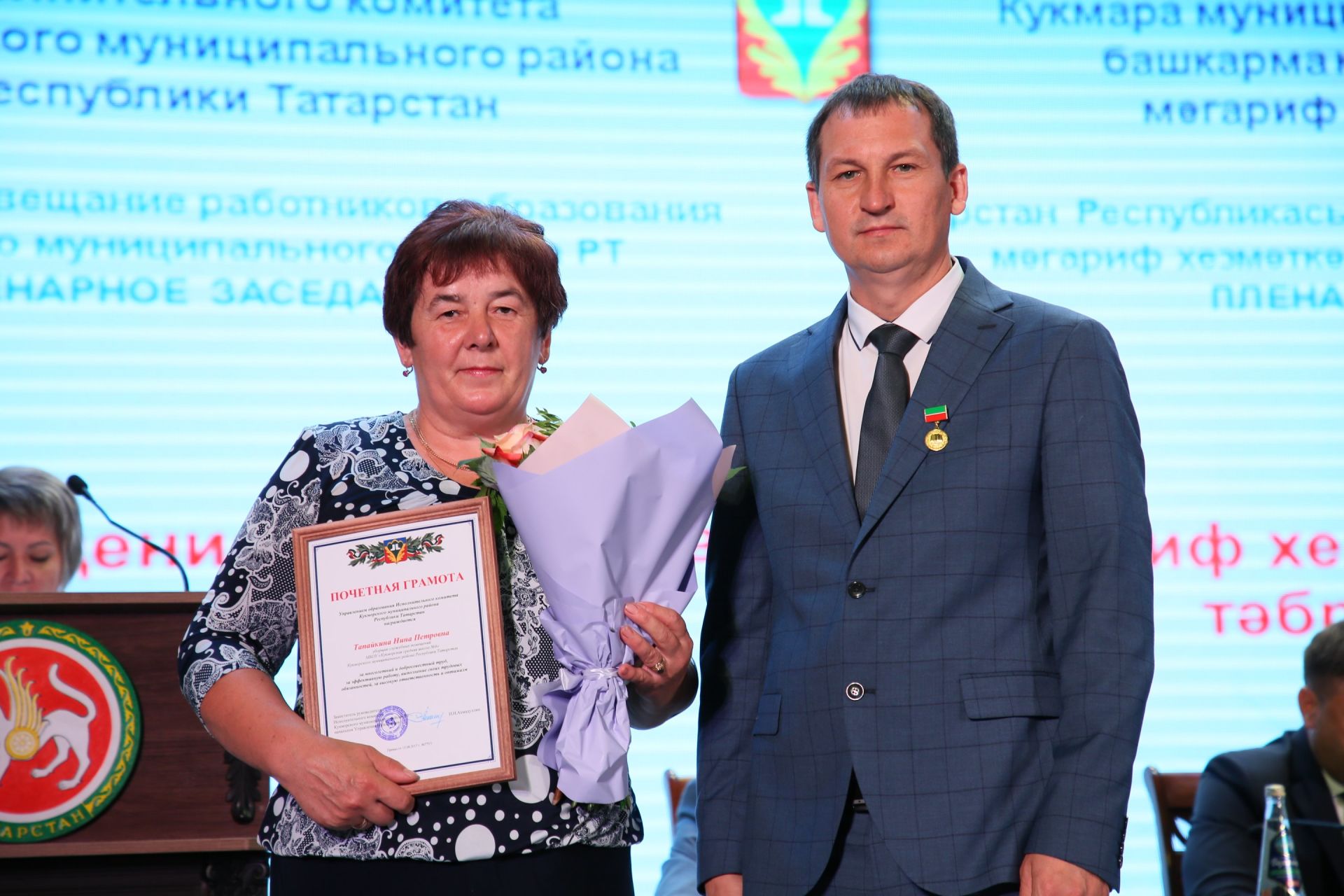 Кукмарада мәгариф өлкәсенең иң яхшы хезмәткәрләрен бүләкләделәр