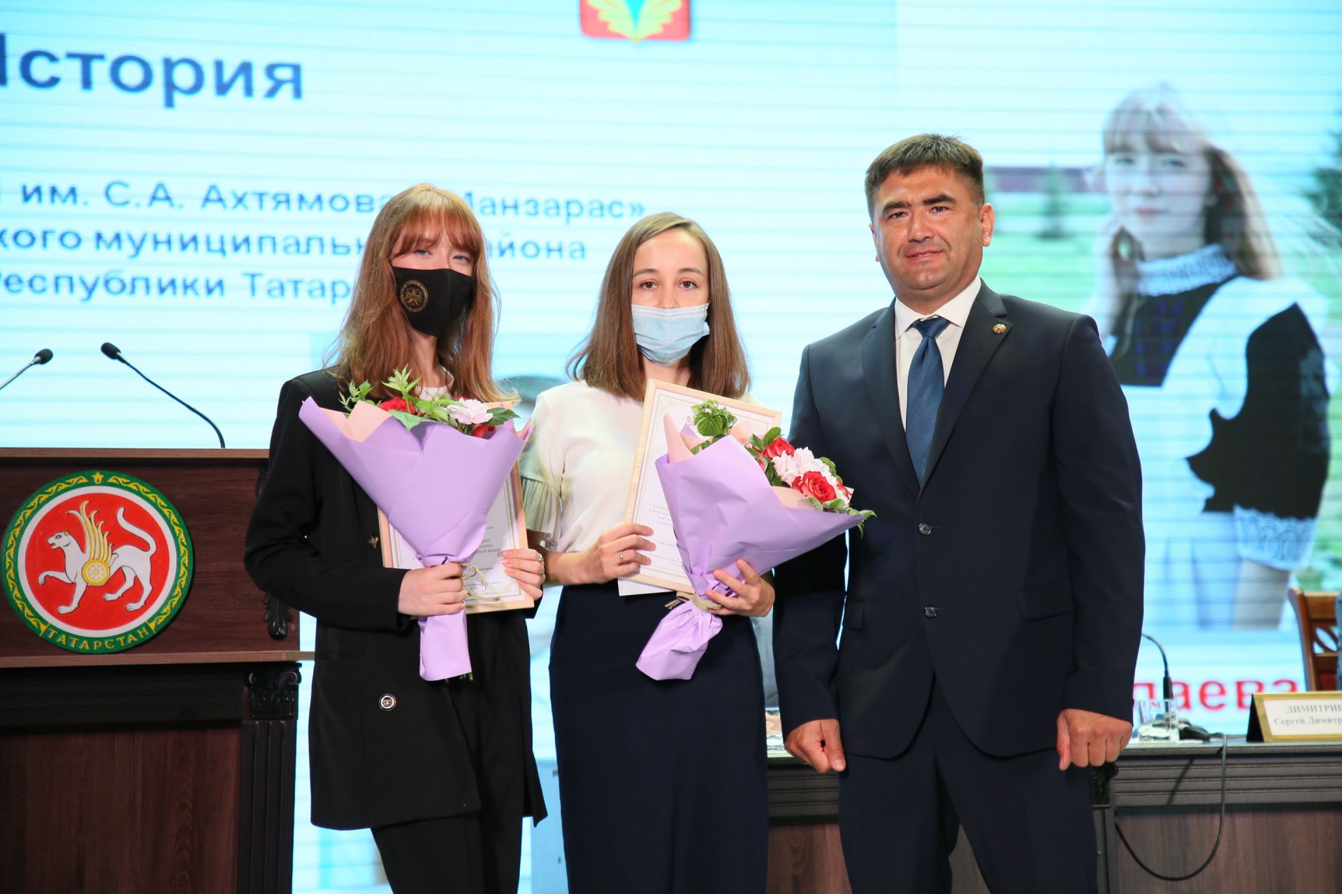 Кукмарада мәгариф өлкәсенең иң яхшы хезмәткәрләрен бүләкләделәр